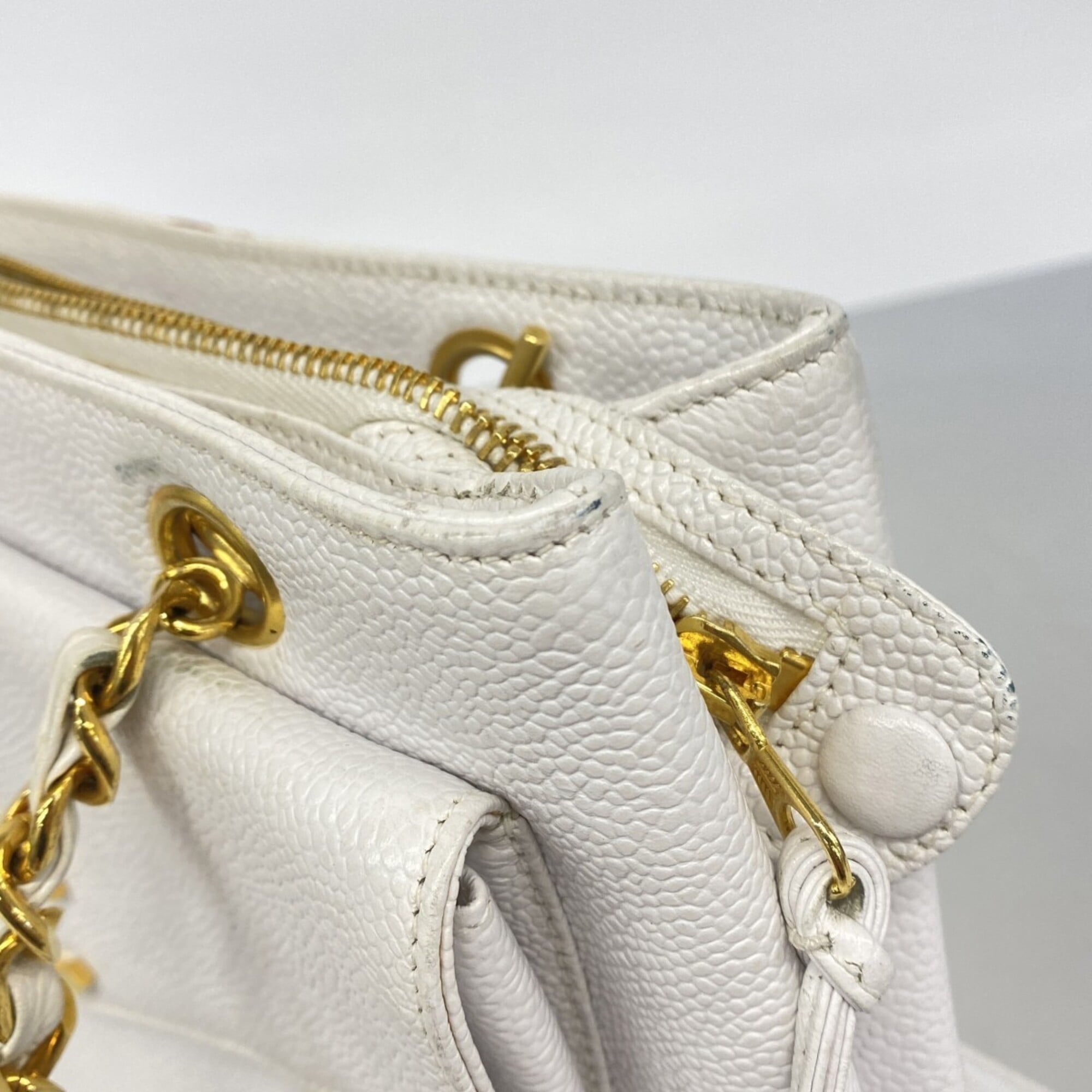 Chanel White Grained Calfskin Tote Bag (Pre-Owned)