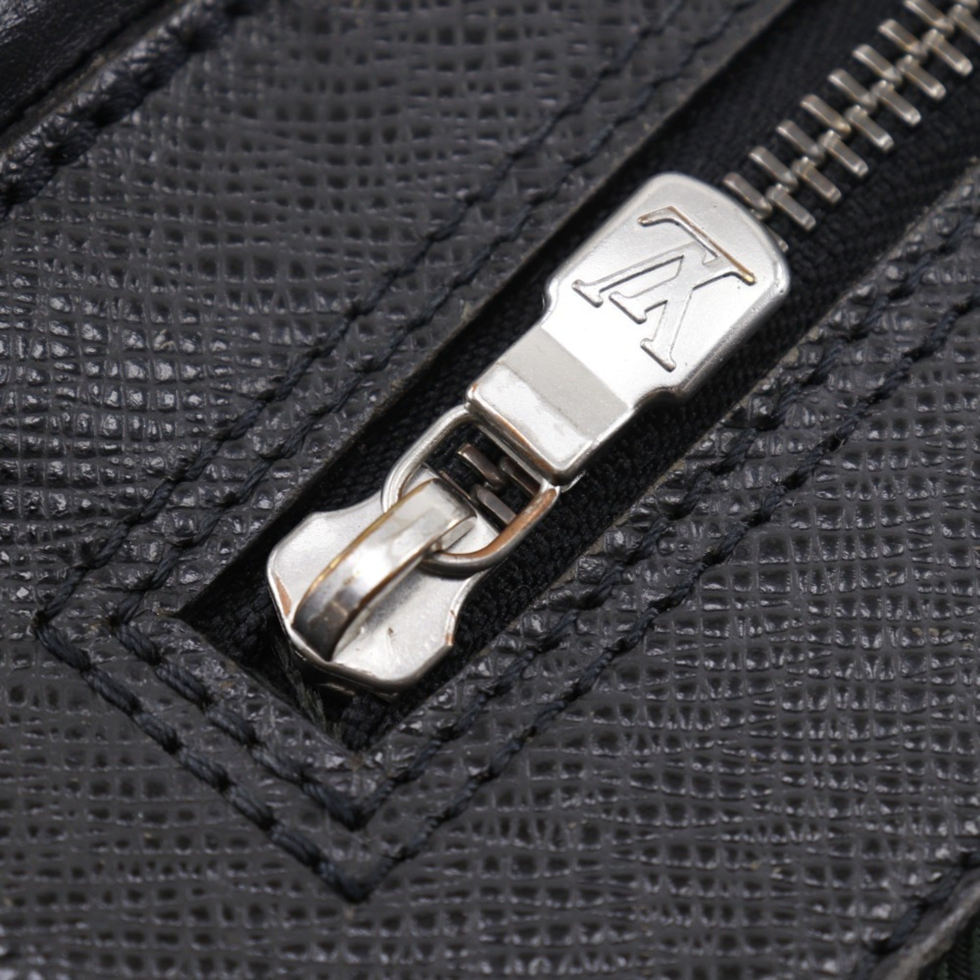 Louis Vuitton Black Noir Taiga Leather Shoulder Bag (Pre-Owned)