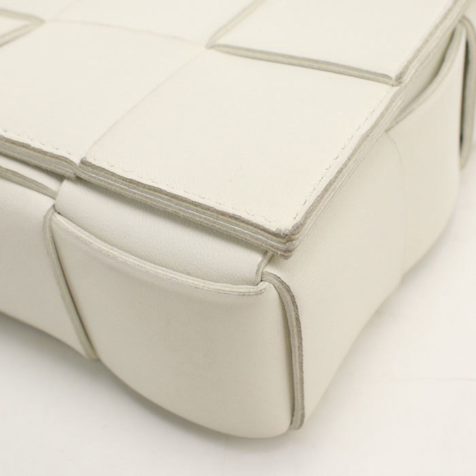 Bottega Veneta White Leather Shoulder Bag (Pre-Owned)