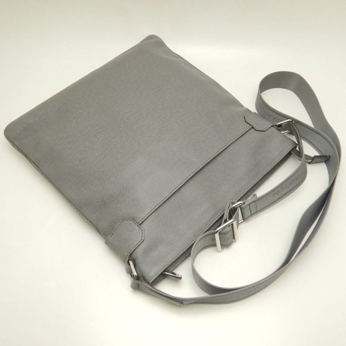 Louis Vuitton Taiga Glacier Taiga Leather Shoulder Bag (Pre-Owned)