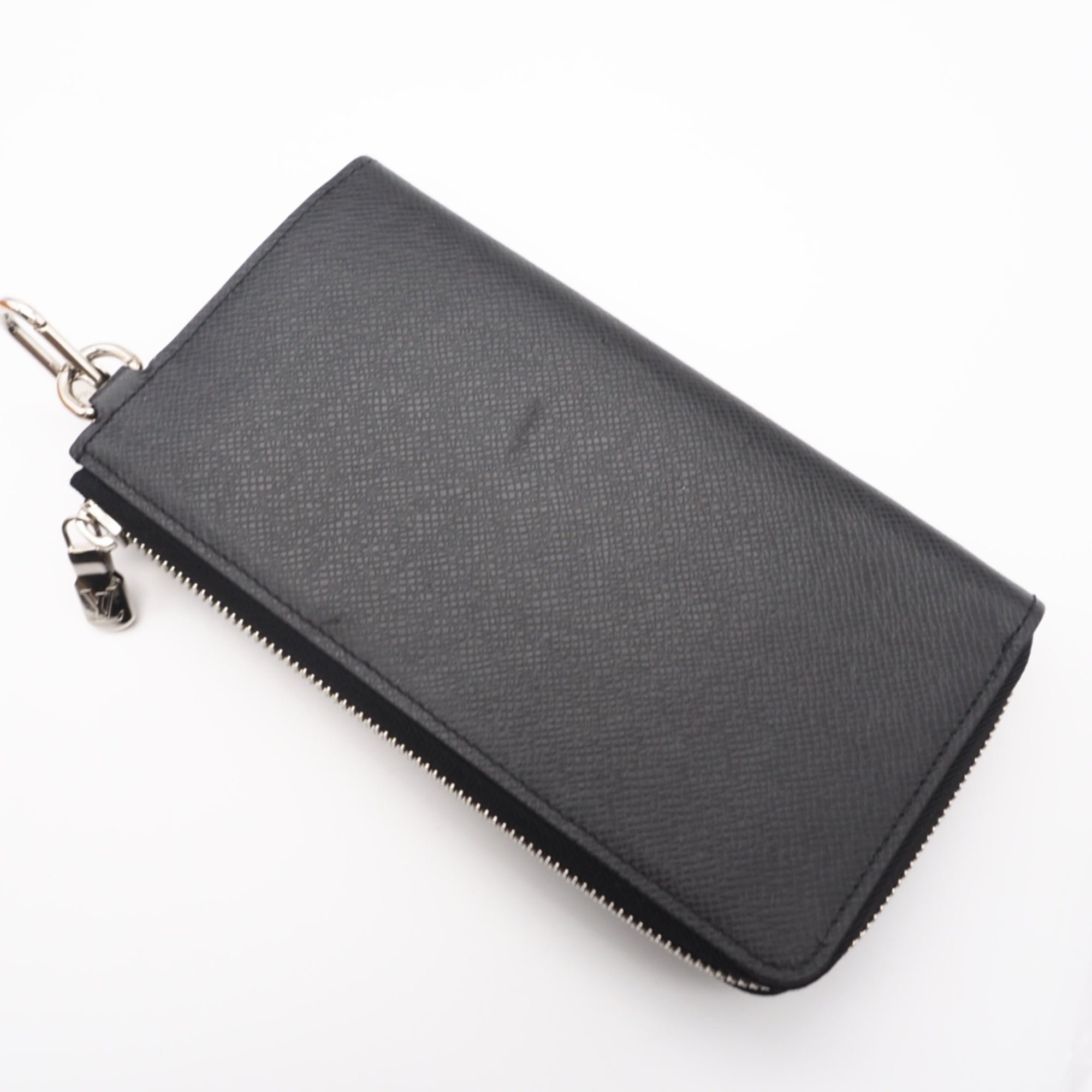 Louis Vuitton Taiga Black Leather Long Wallet (Bi-Fold) (Pre-Owned)
