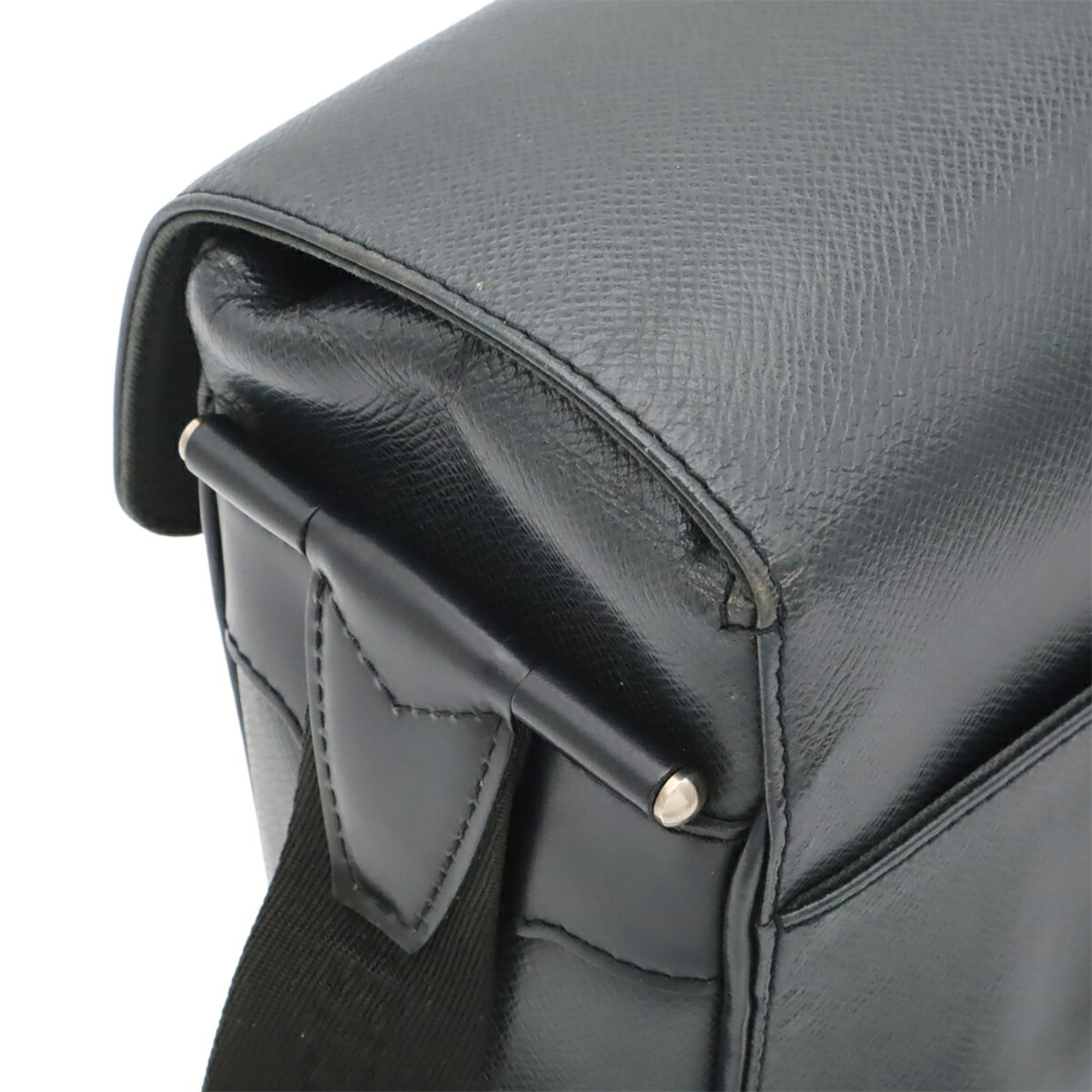 Louis Vuitton Ardoise Black Taiga Leather Shoulder Bag (Pre-Owned)