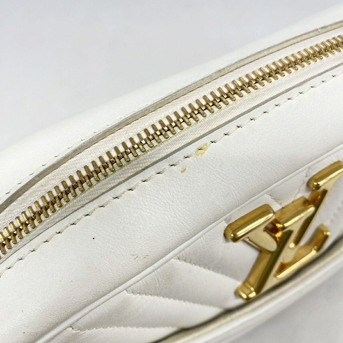 Louis Vuitton White Shoulder Bag (Pre-Owned)
