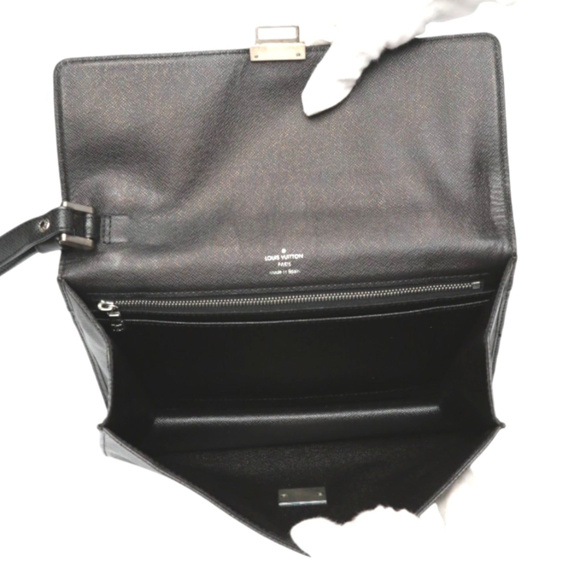 Louis Vuitton Taiga Black Taiga Leather Clutch Bag (Pre-Owned)