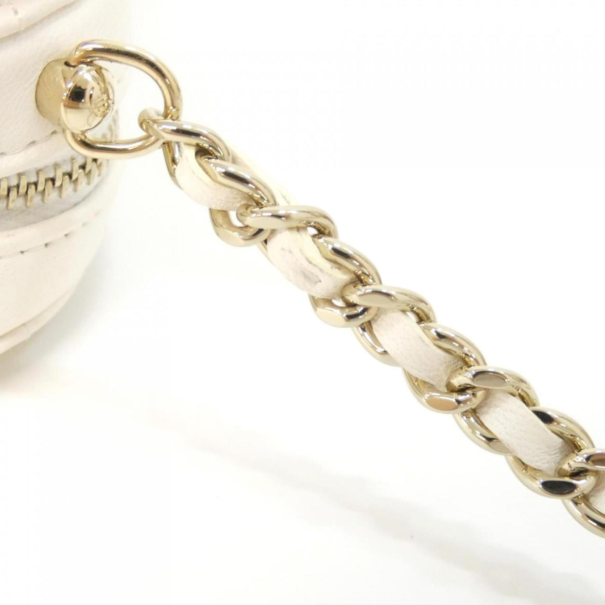 Chanel White Leather Shoulder Bag (Pre-Owned)