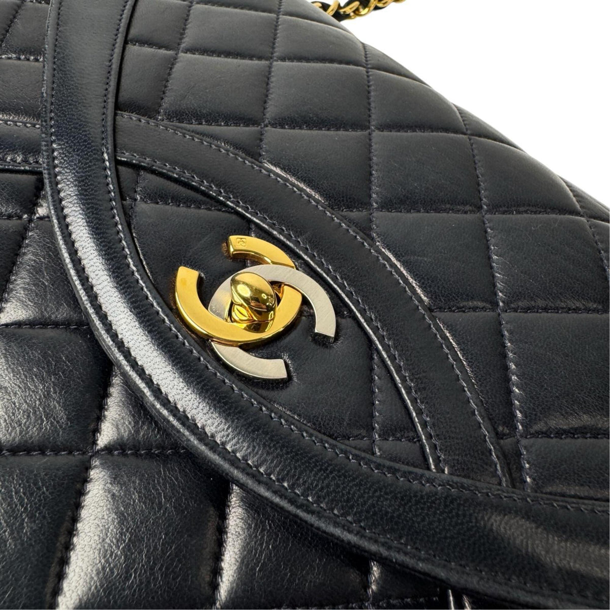 Chanel Dark Navy Leather Shoulder Bag (Pre-Owned)