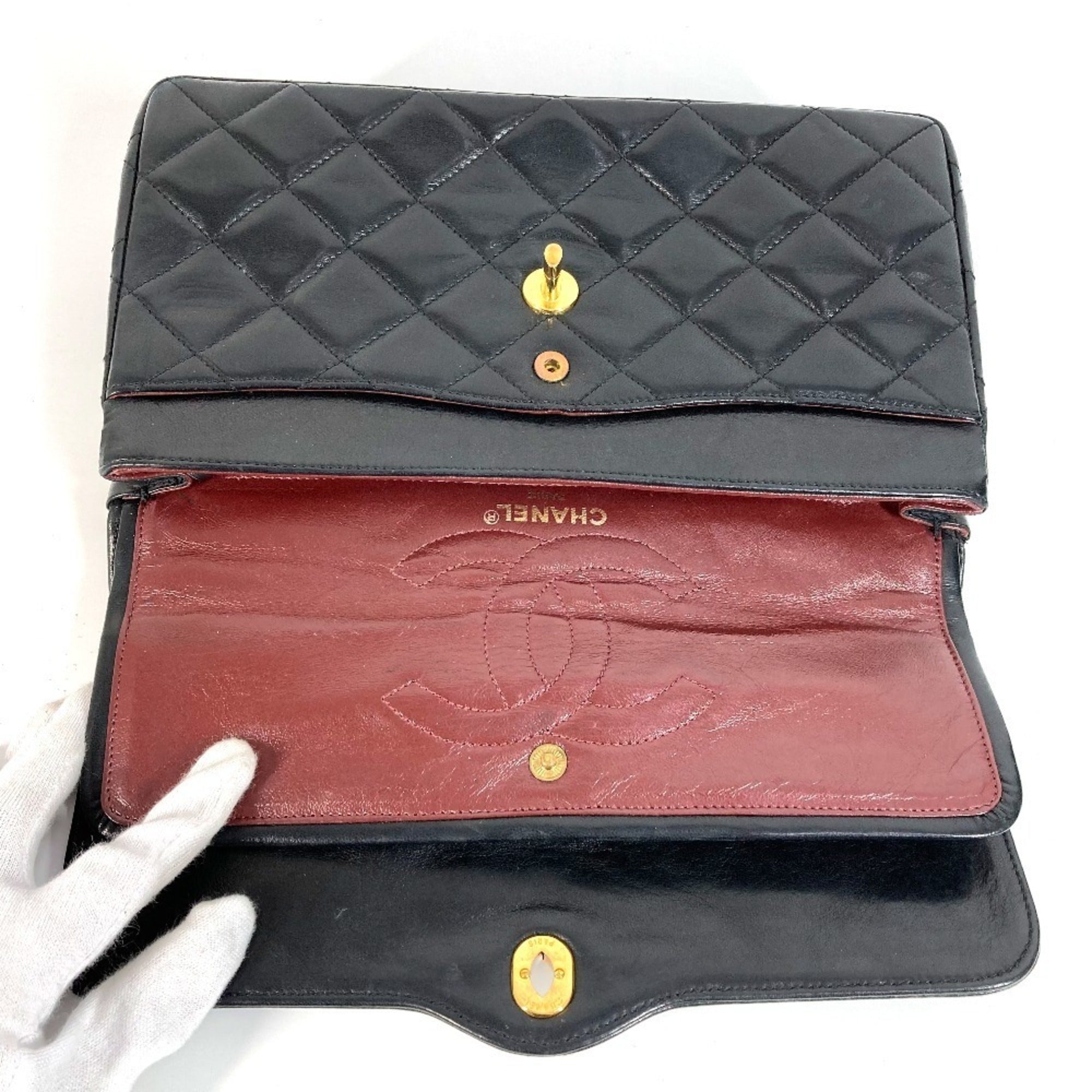 Chanel Black Leather Shoulder Bag (Pre-Owned)