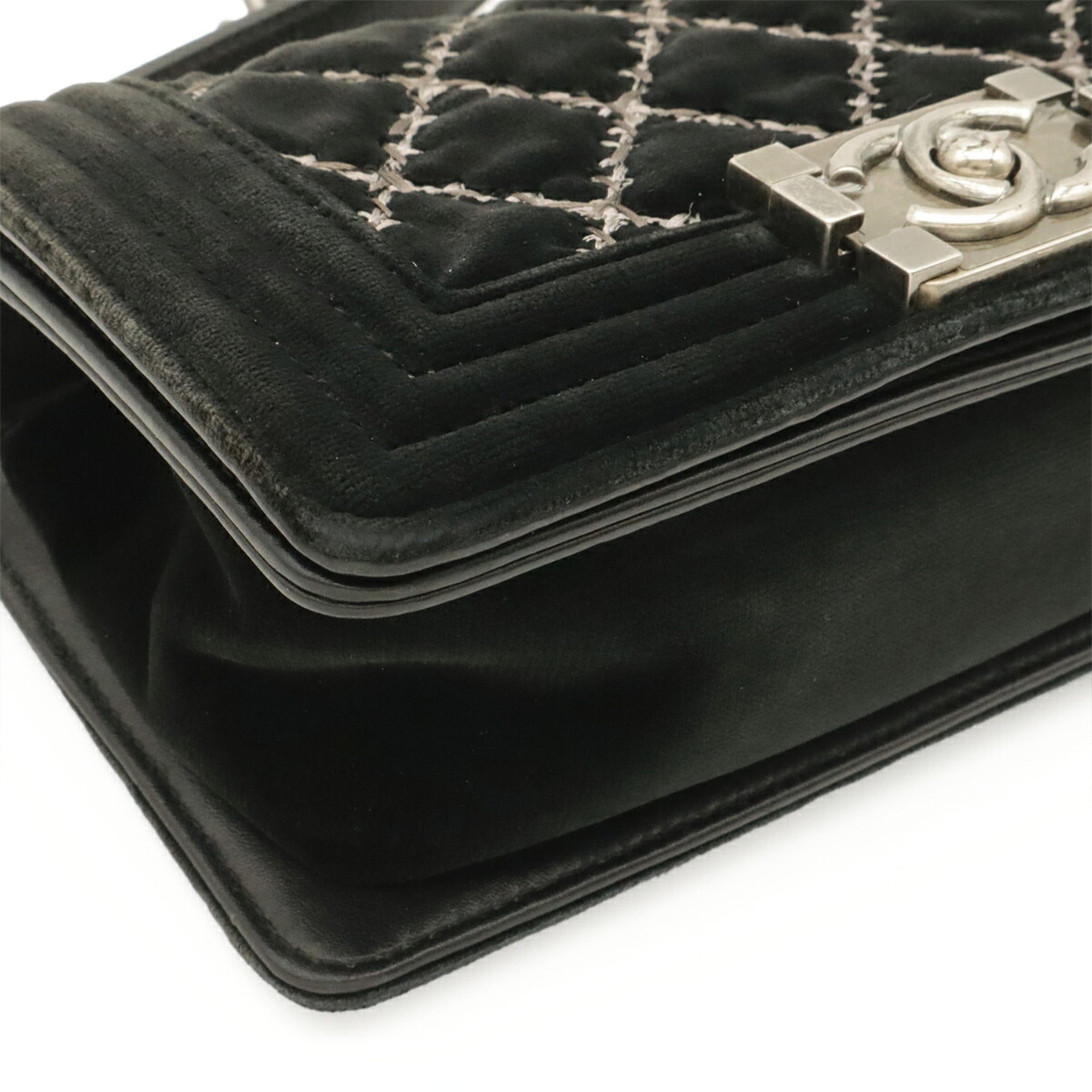 Chanel Black Leather Shoulder Bag (Pre-Owned)