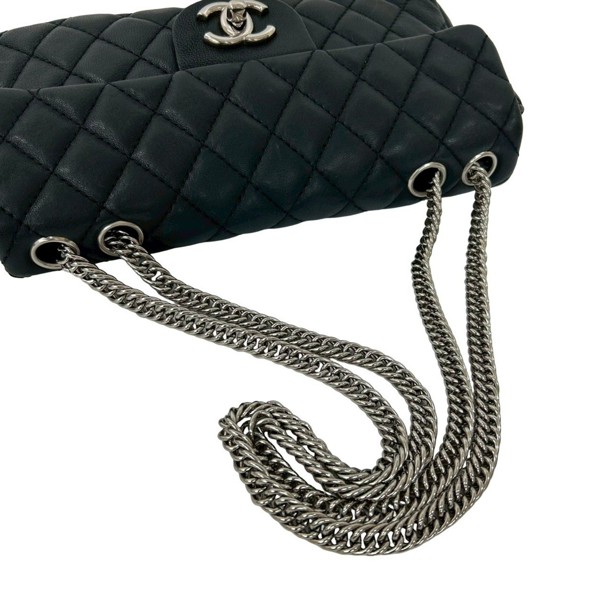 Chanel Black Leather Shoulder Bag (Pre-Owned)
