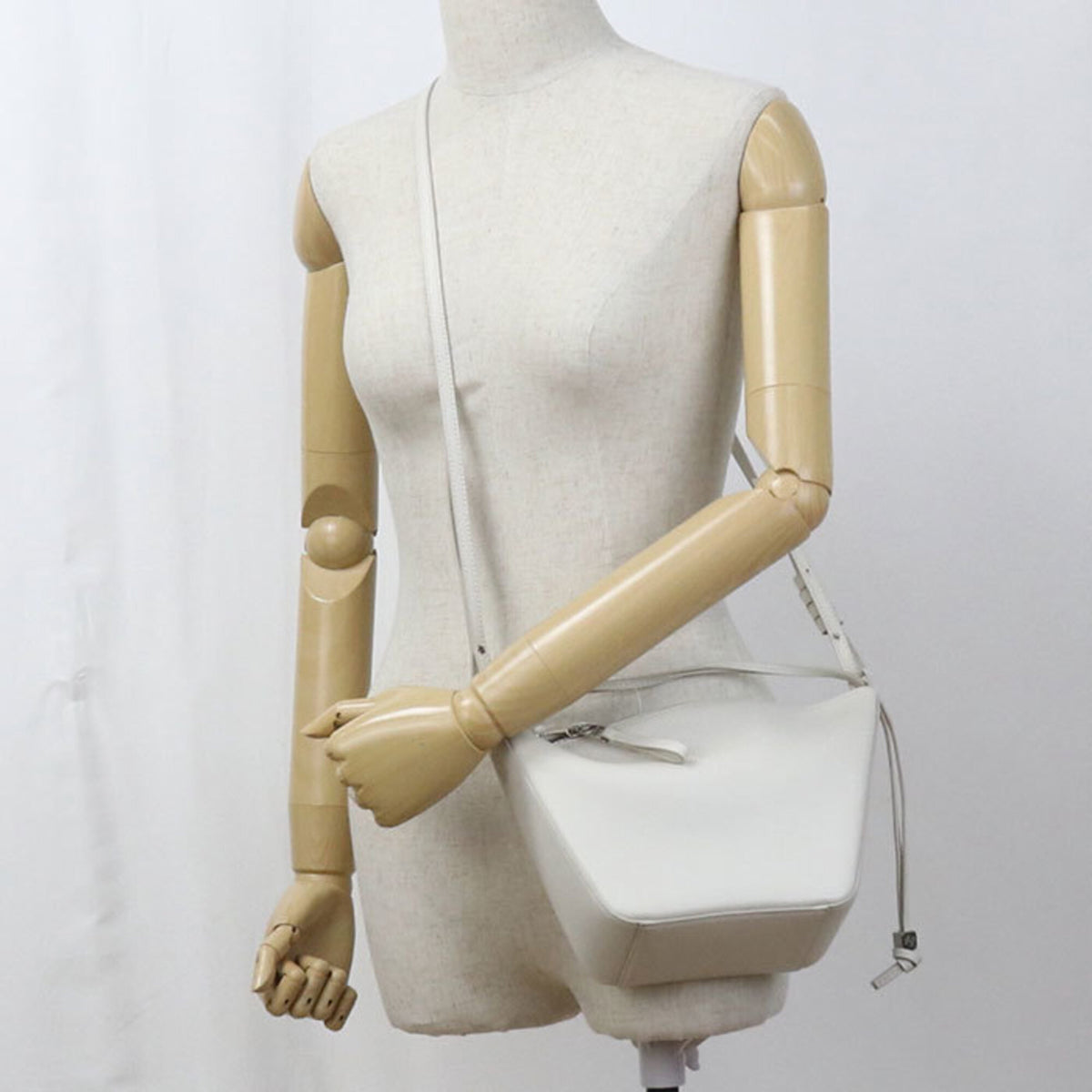 Loewe White Leather Shoulder Bag (Pre-Owned)