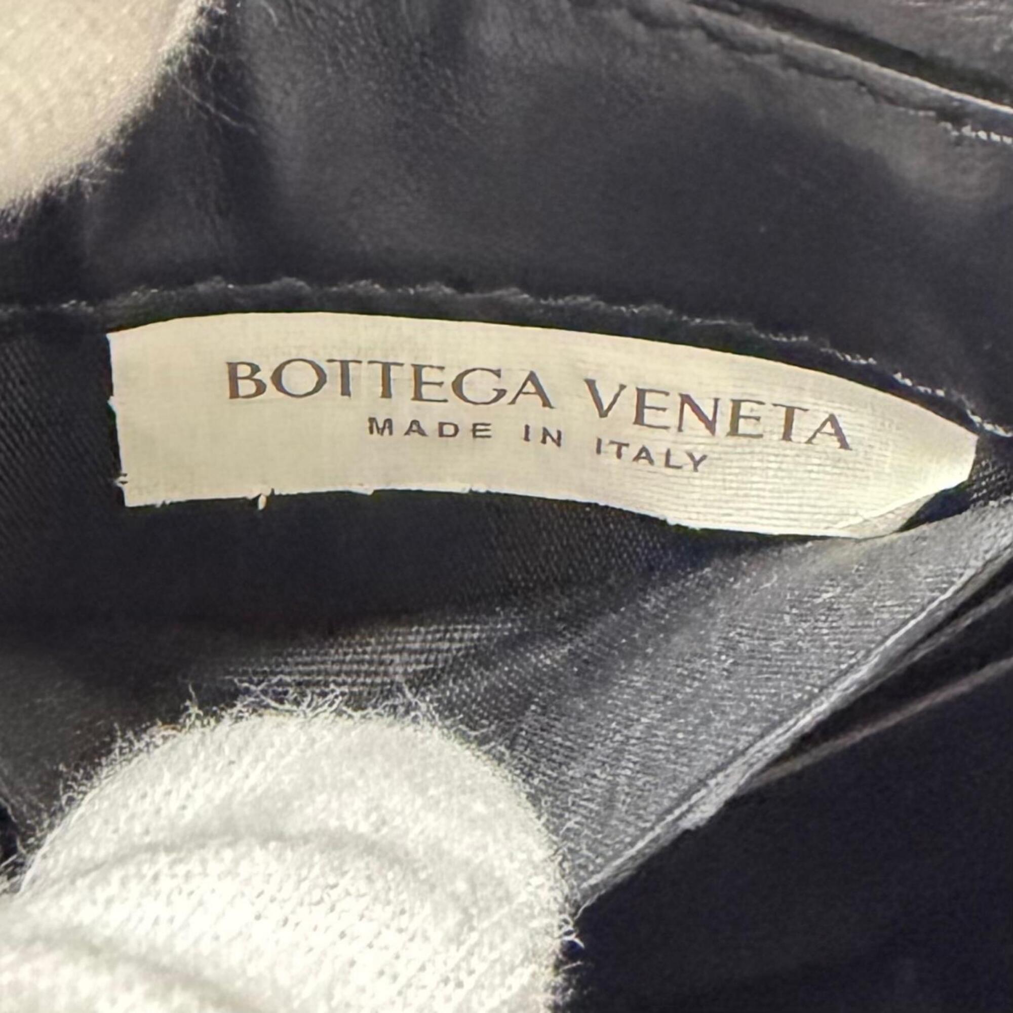 Bottega Veneta Black Leather Pouch Shoulder Bag (Pre-Owned)