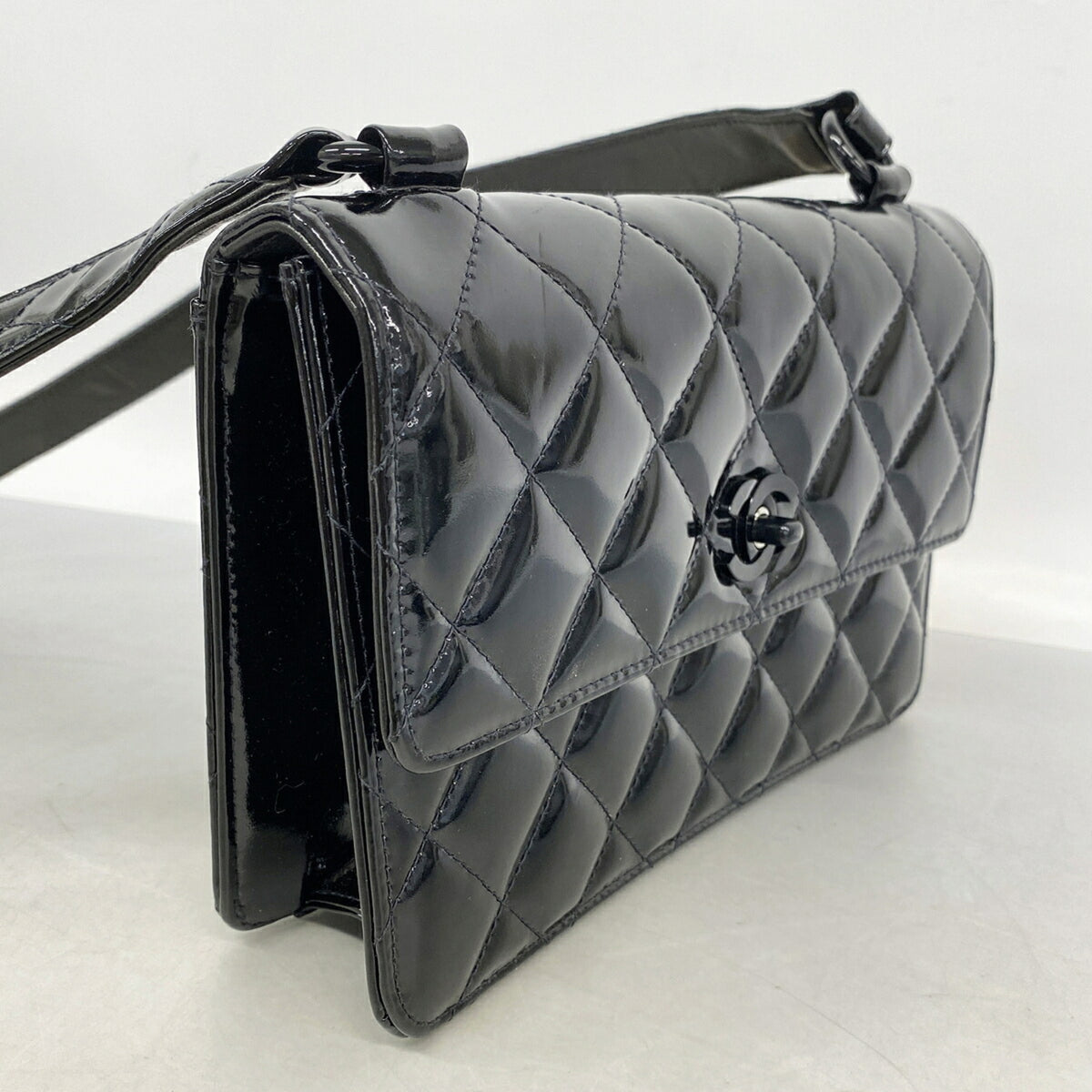 Chanel Black Patent Leather Shoulder Bag (Pre-Owned)