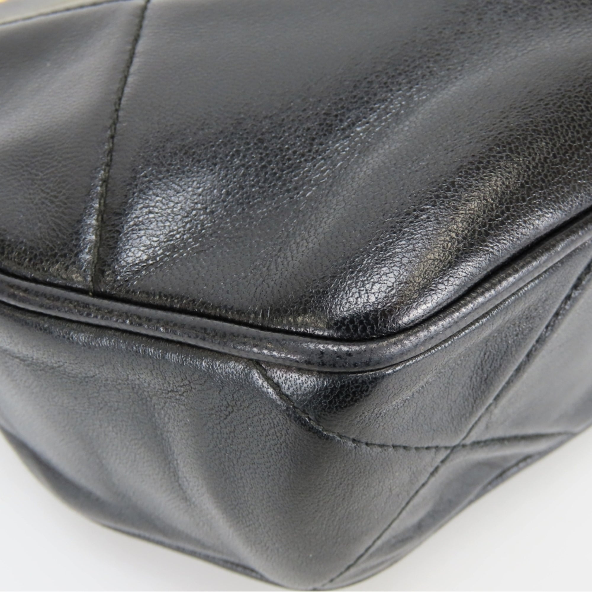 Chanel Black Leather Shoulder Bag (Pre-Owned)