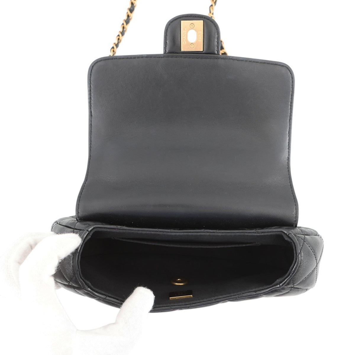 Chanel Black Leather Shoulder Bag (Pre-Owned)