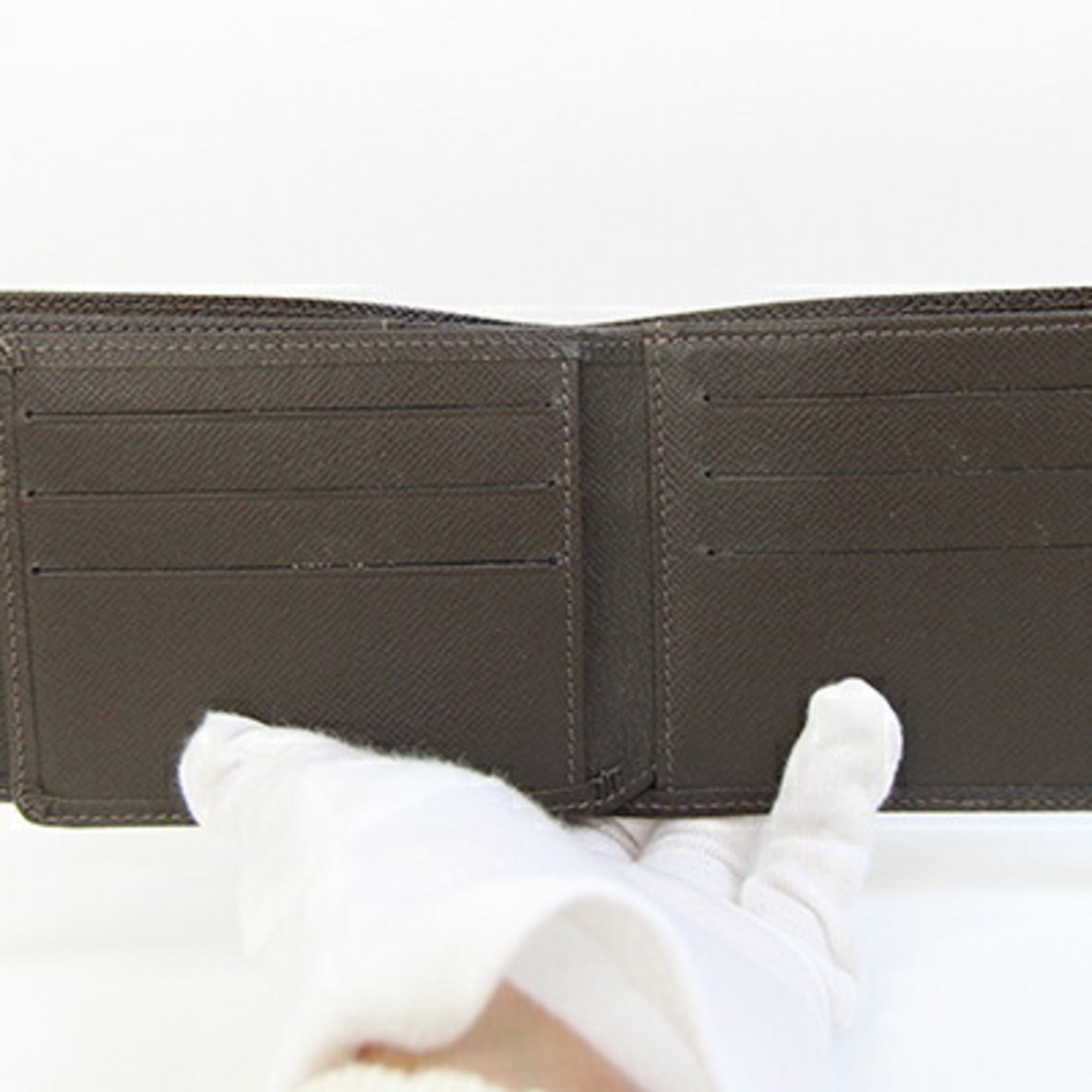 Louis Vuitton Taiga Grizzly Taiga Leather Bill Wallet (Bi-Fold) (Pre-Owned)
