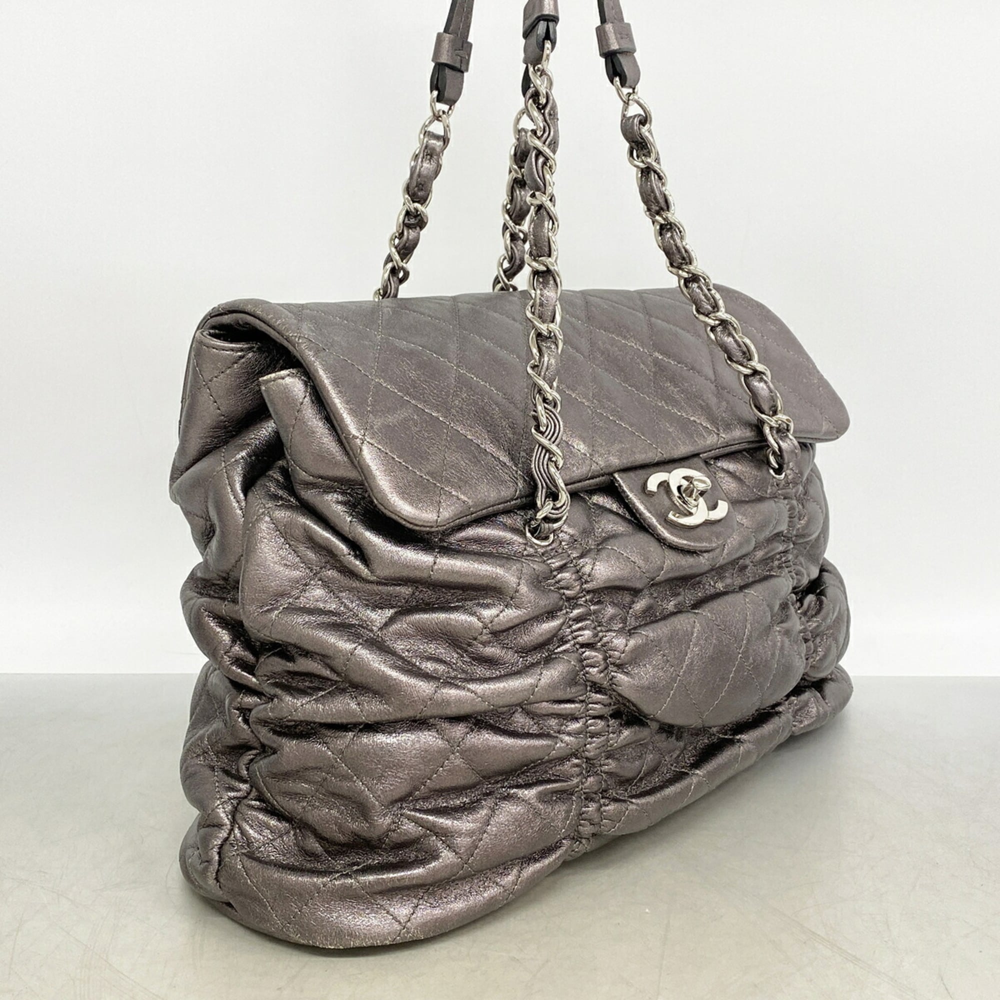 Chanel Metallic Gray Leather Handbag (Pre-Owned)
