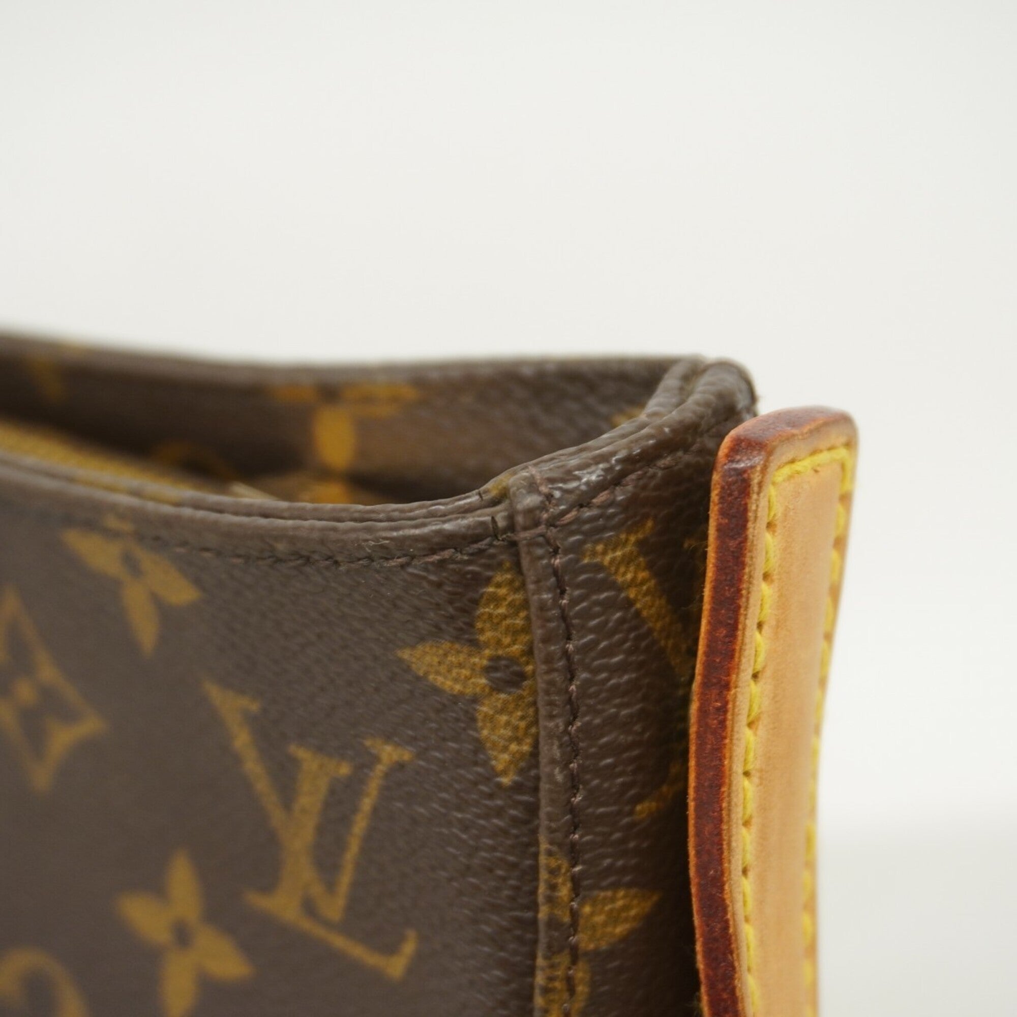Louis Vuitton Brown Shoulder Bag (Pre-Owned)