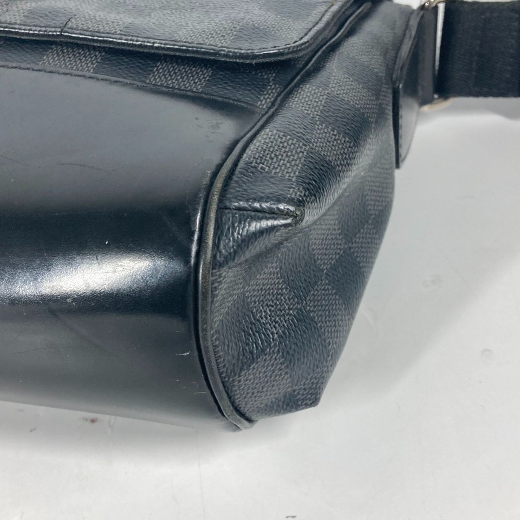 Louis Vuitton Black Damier Graphite Messenger Bag Shoulder Bag (Pre-Owned)
