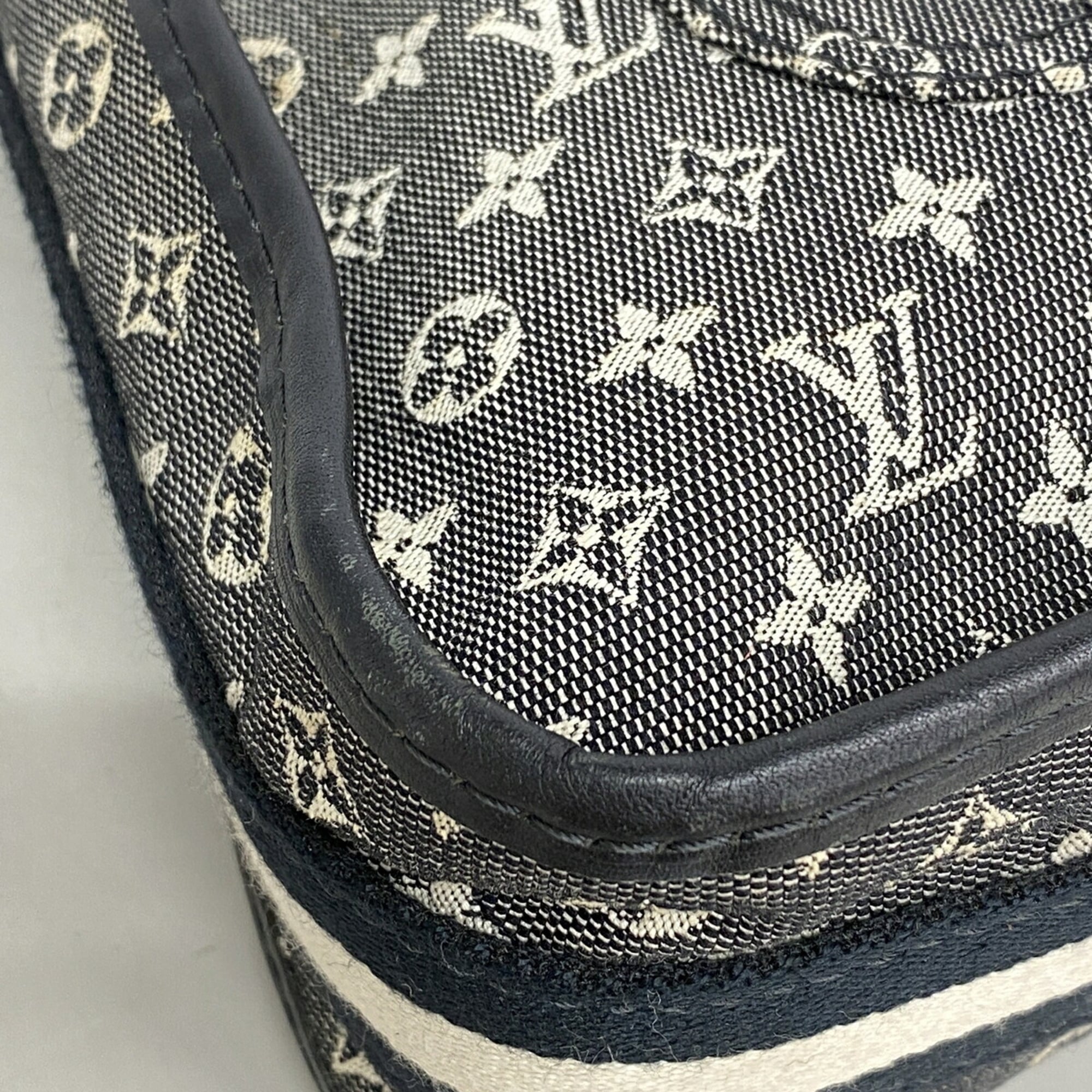 Louis Vuitton Noir Shoulder Bag (Pre-Owned)
