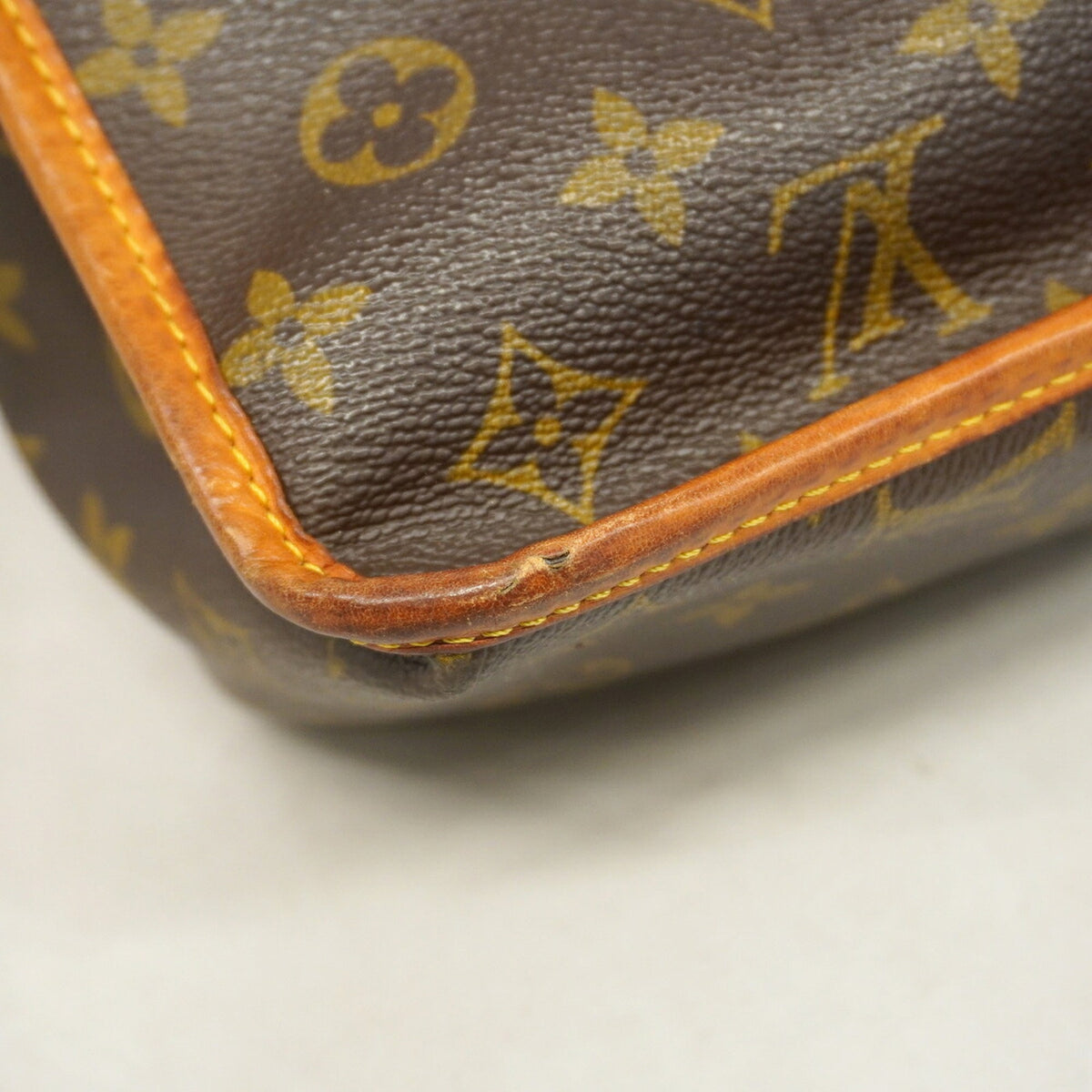 Louis Vuitton Brown Shoulder Bag (Pre-Owned)