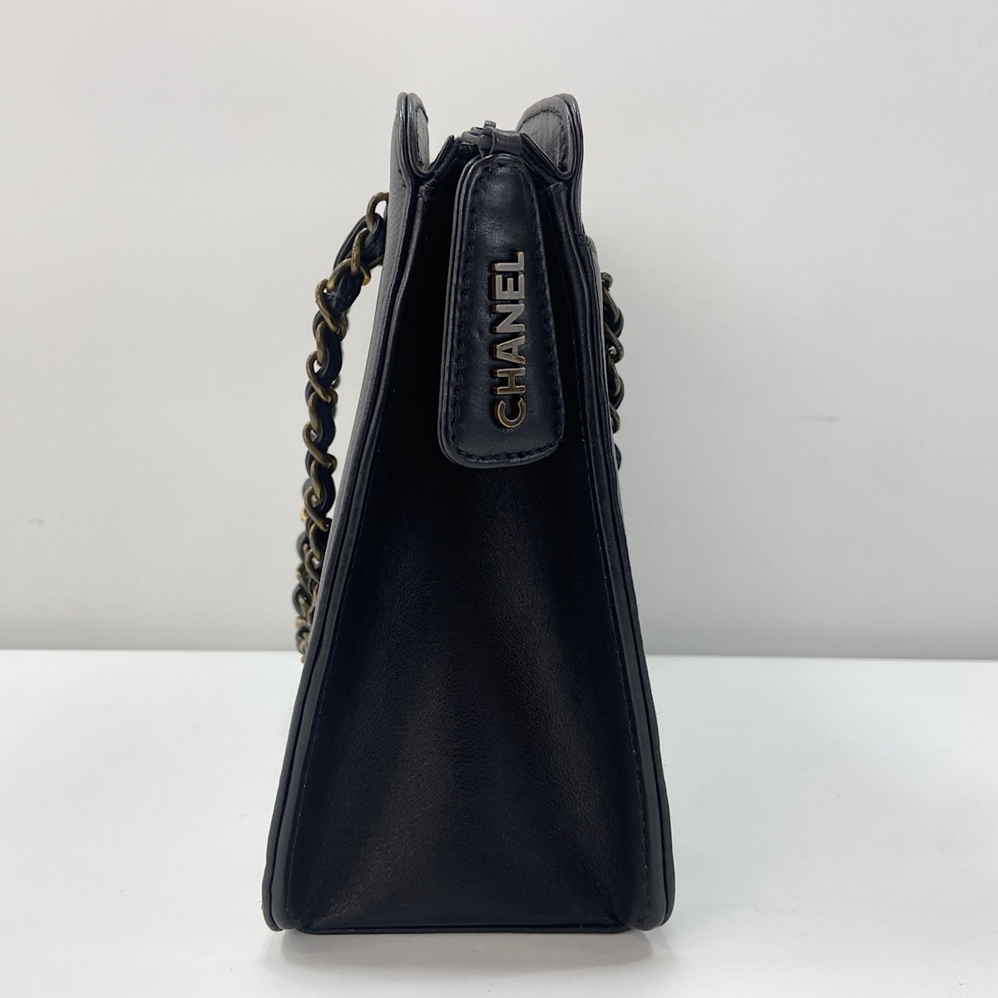 Chanel Black Handbag (Pre-Owned)