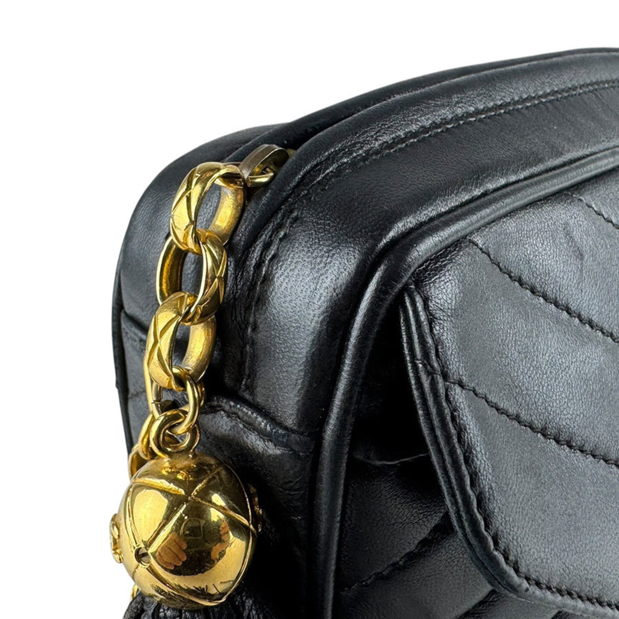 Chanel Black Leather Shoulder Bag (Pre-Owned)