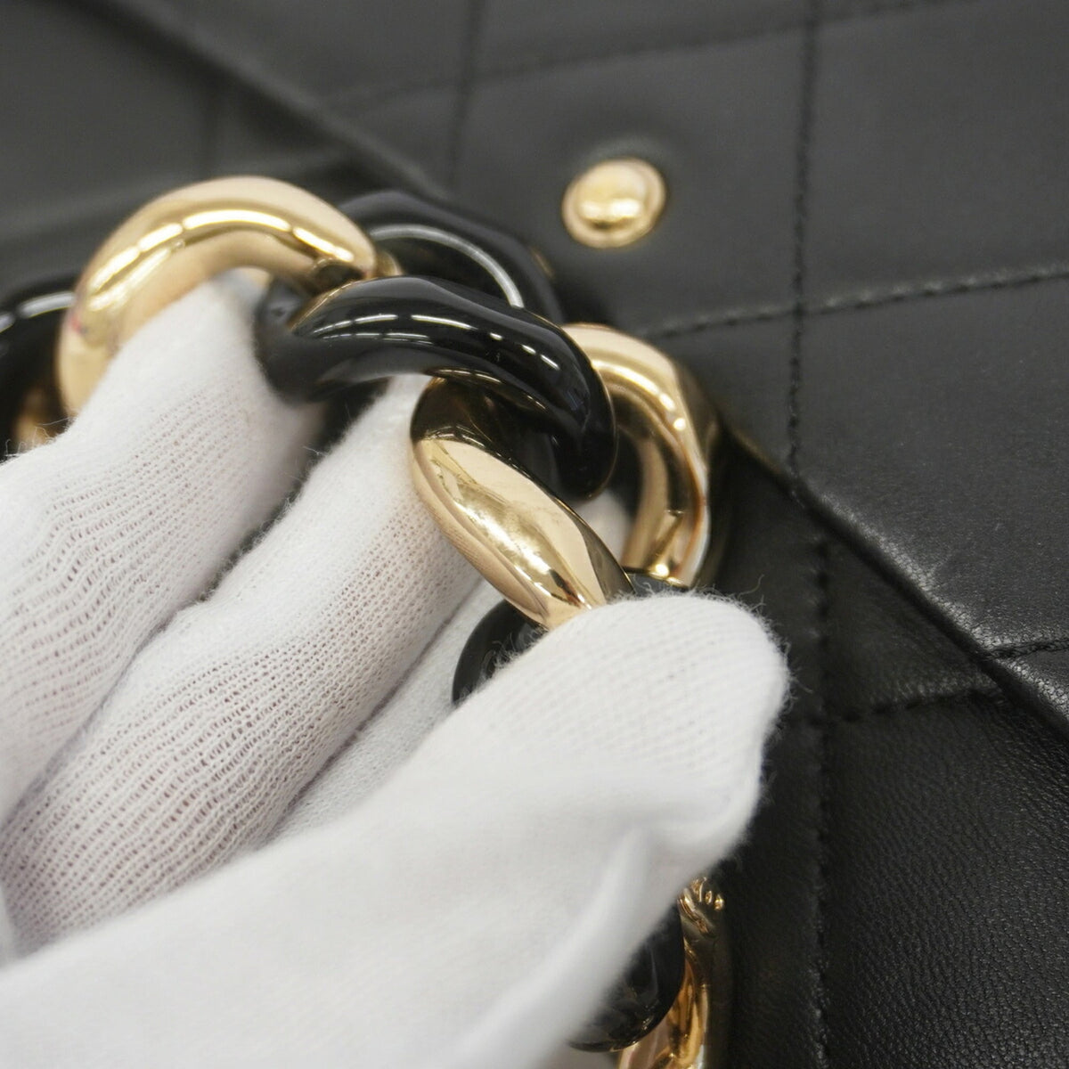 Chanel Black Leather Handbag (Pre-Owned)