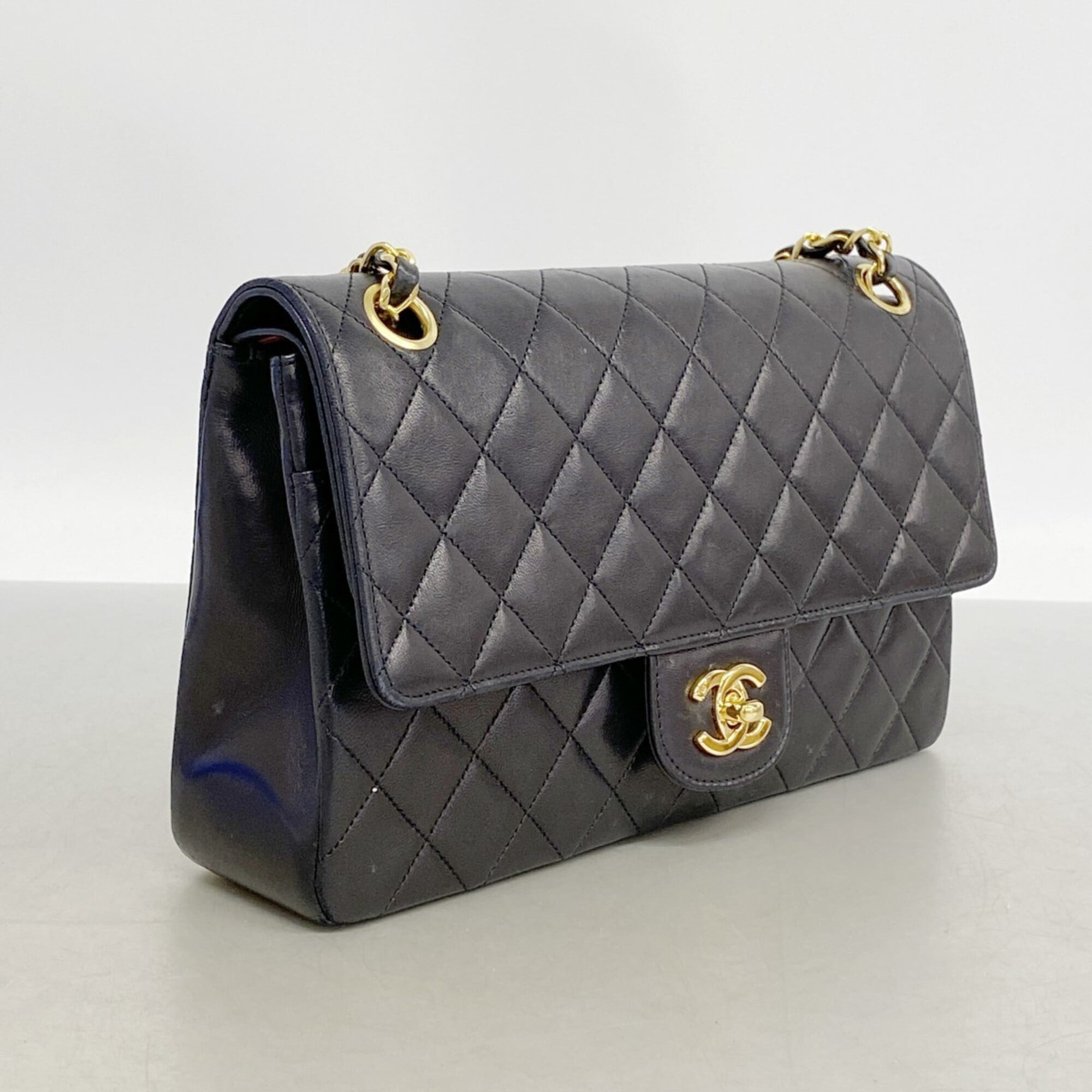 Chanel Black Leather Shoulder Bag (Pre-Owned)