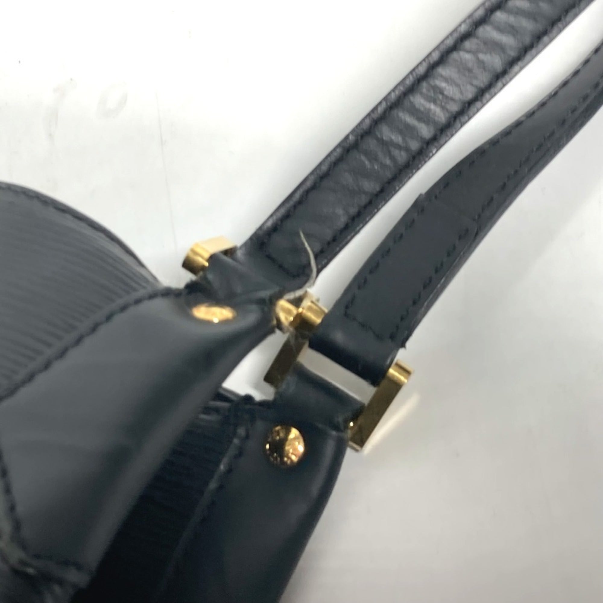 Louis Vuitton Black Noir Epi Leather Shoulder Bag (Pre-Owned)
