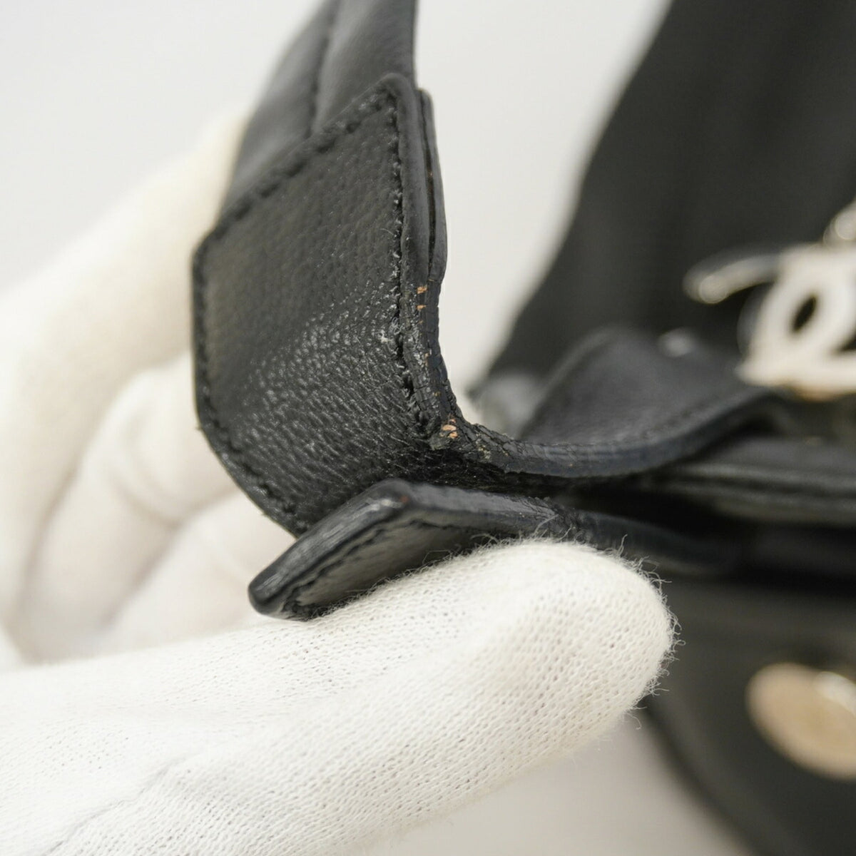 Chanel Black Leather Shoulder Bag (Pre-Owned)