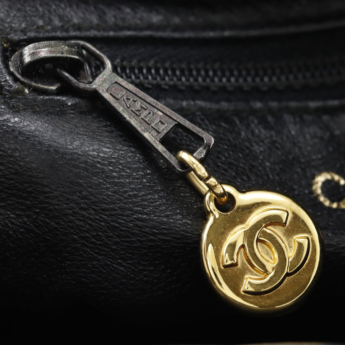 Chanel Black Brown Leather Handbag (Pre-Owned)