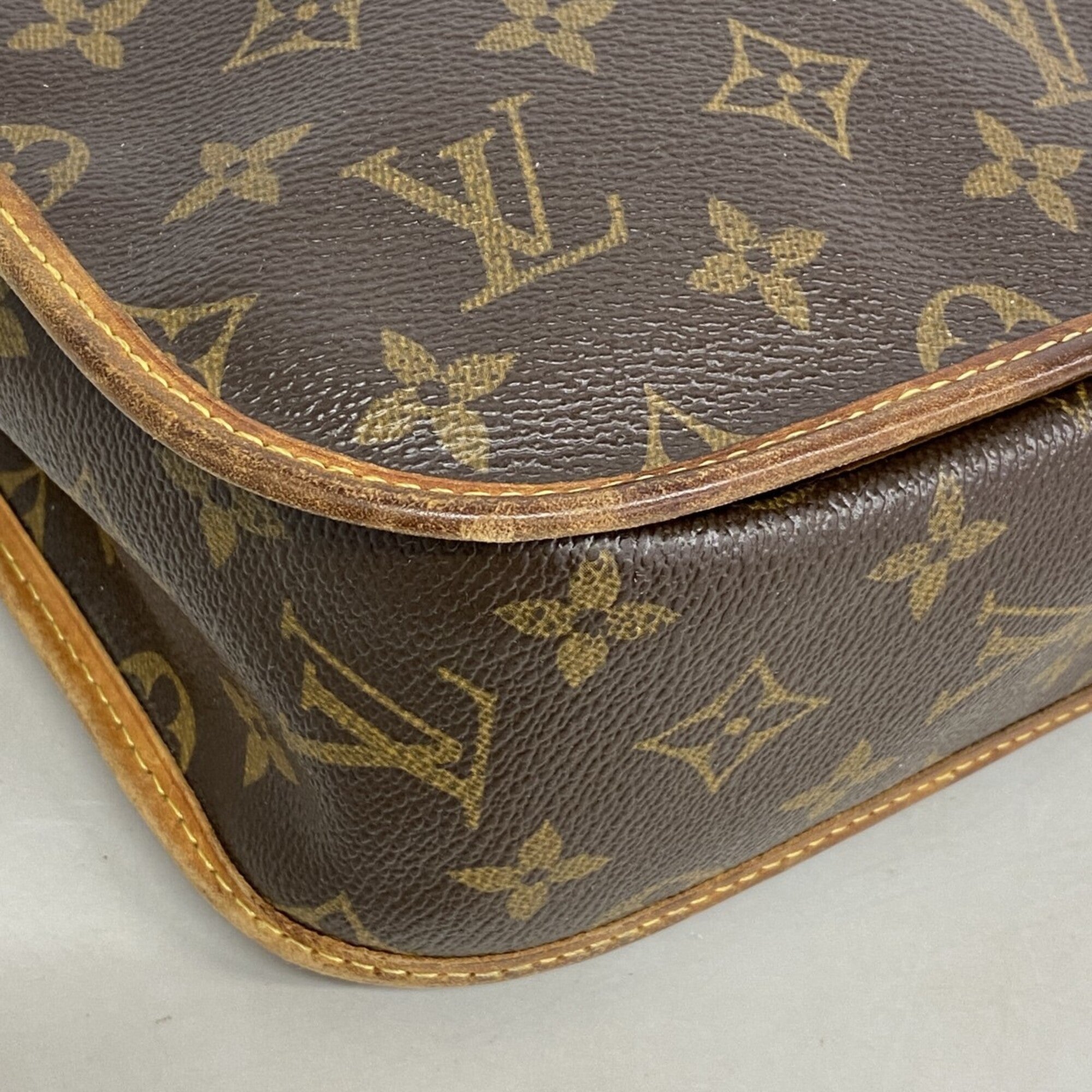 Louis Vuitton Brown Shoulder Bag (Pre-Owned)