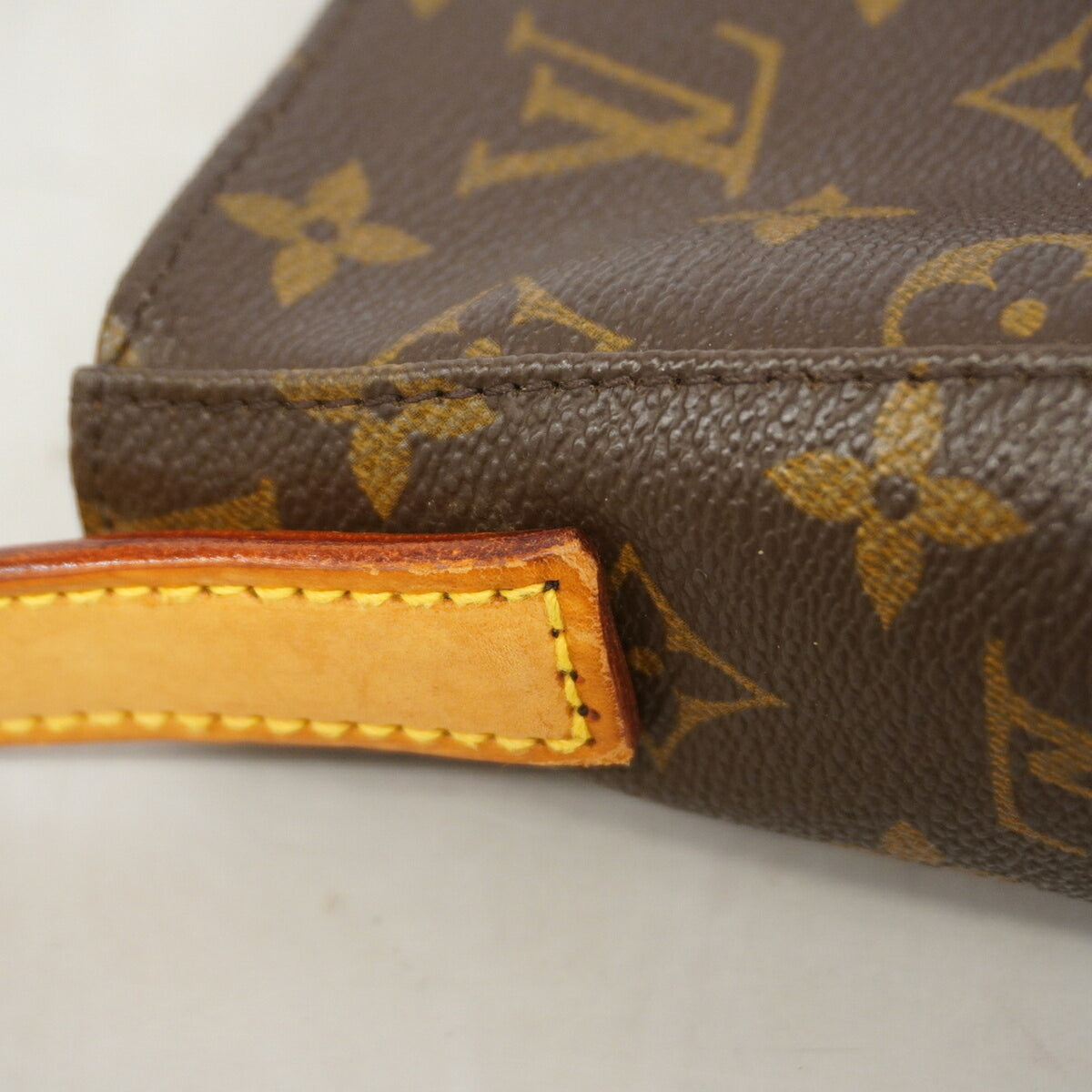 Louis Vuitton Brown Shoulder Bag (Pre-Owned)