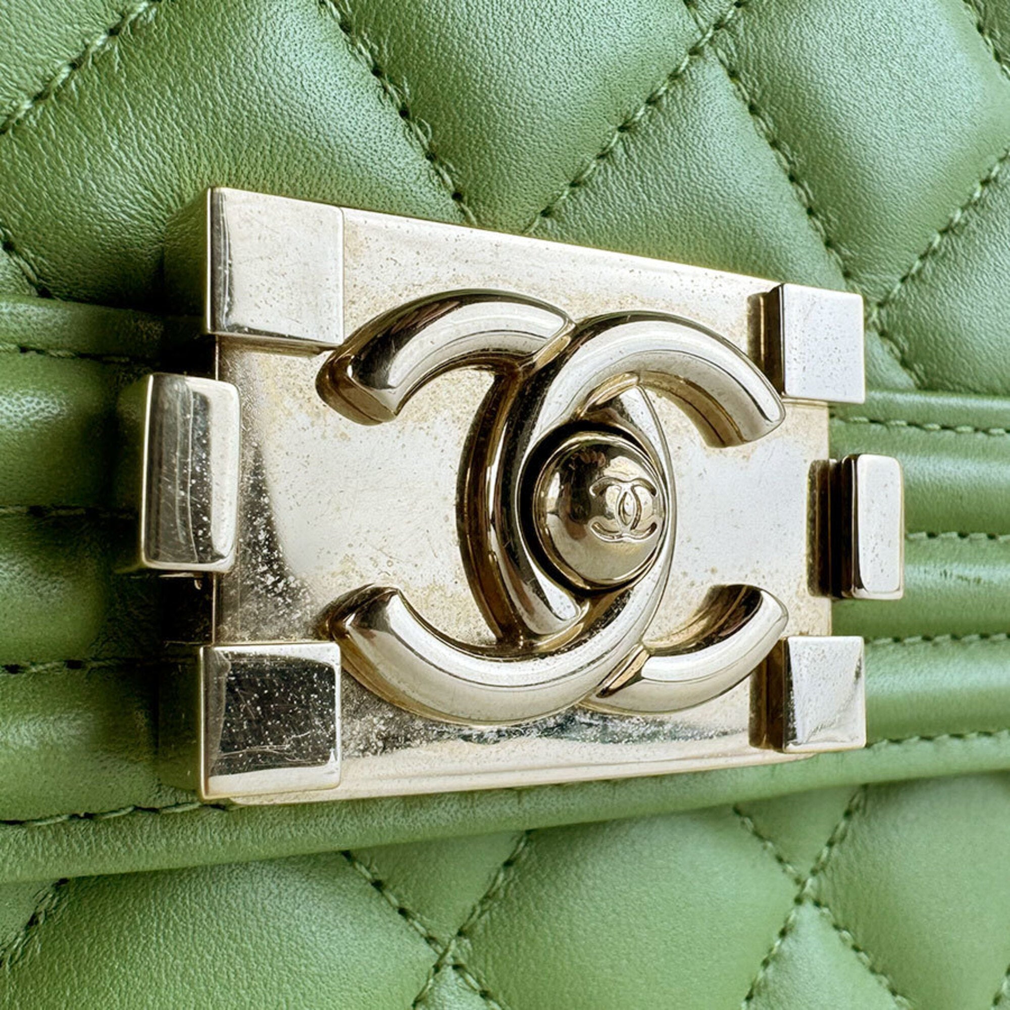 Chanel Green Leather Shoulder Bag (Pre-Owned)