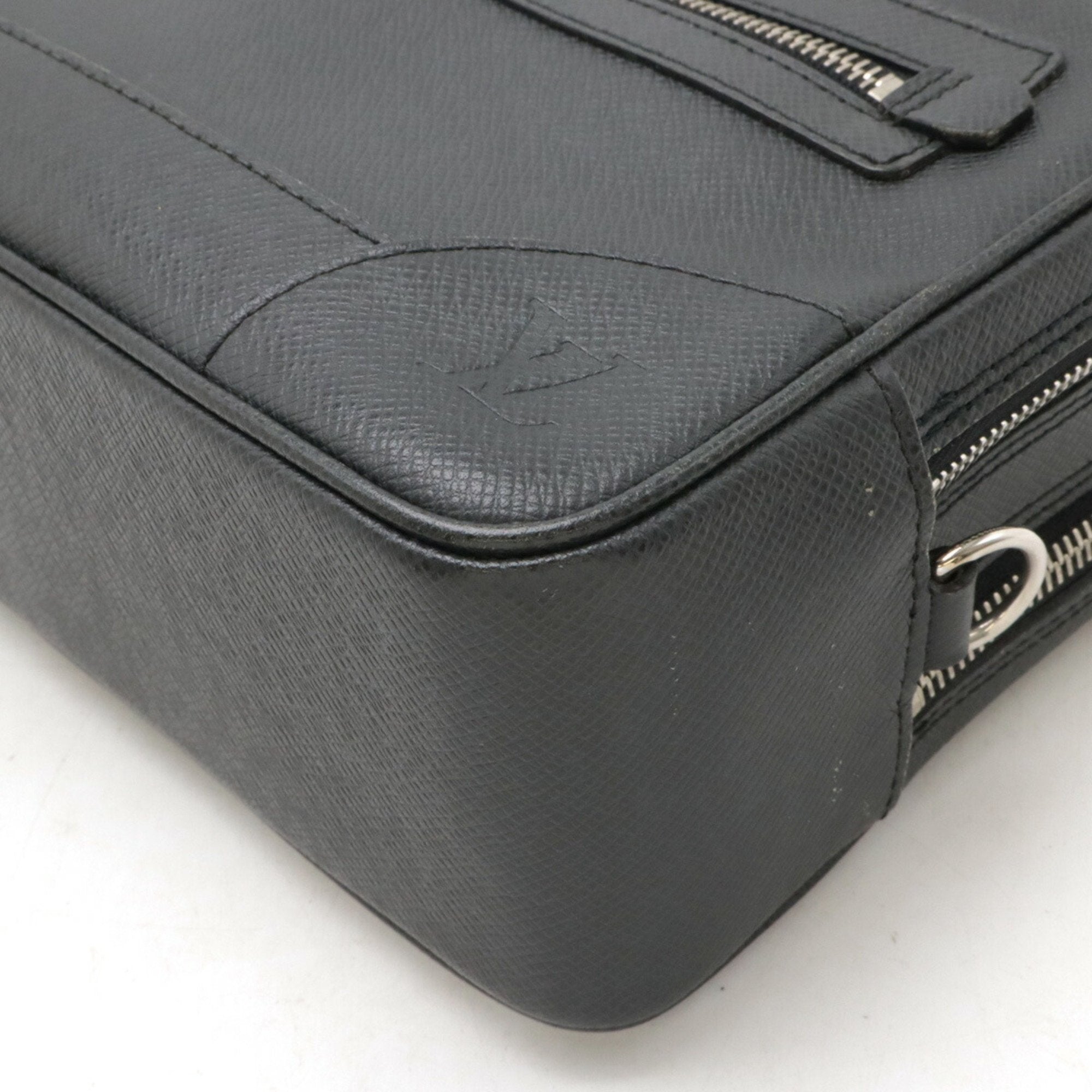 Louis Vuitton Ardoise Taiga Leather Clutch Bag (Pre-Owned)