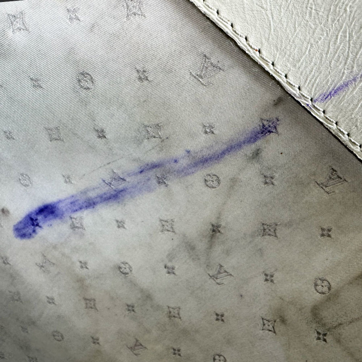 Louis Vuitton Blanc Leather Handbag (Pre-Owned)