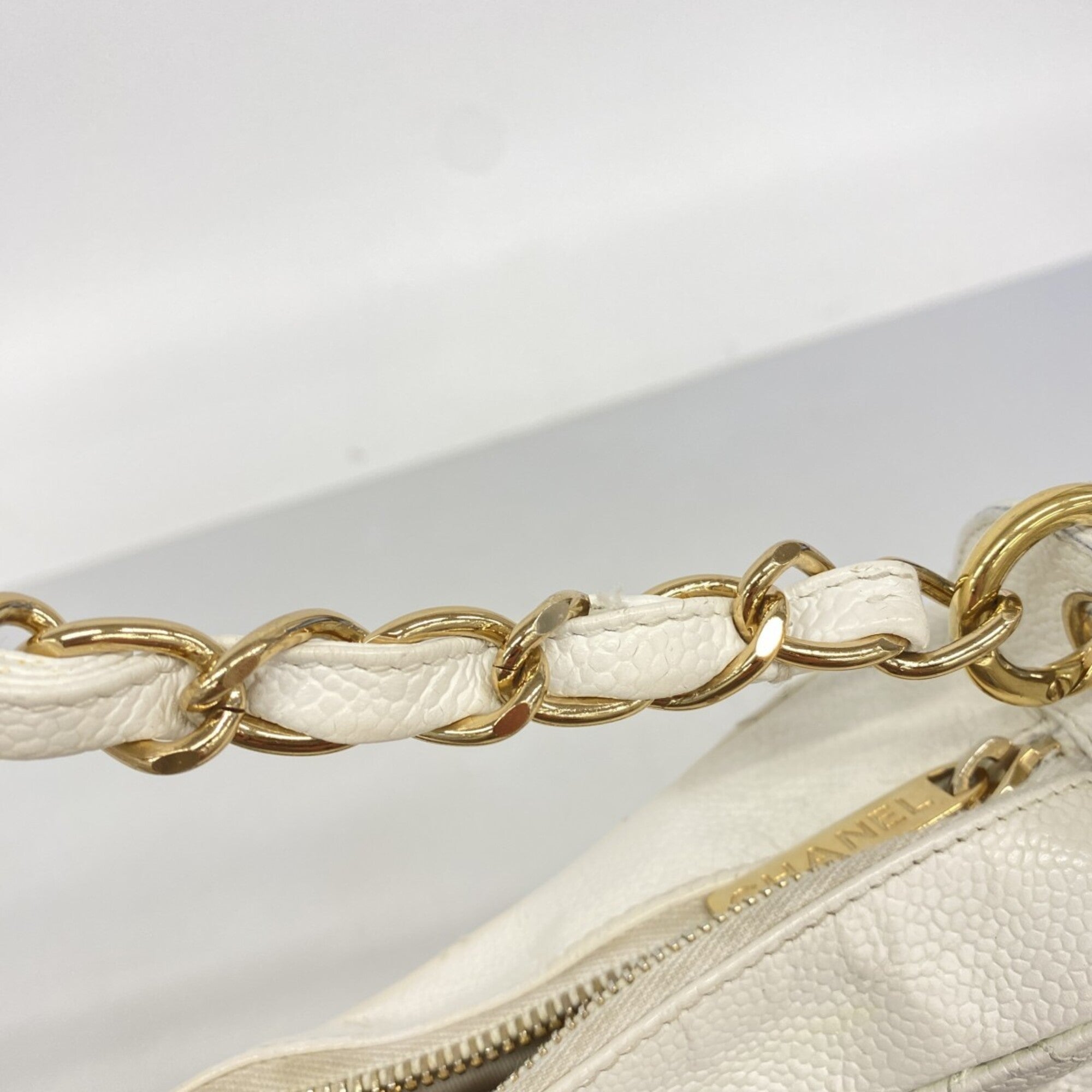 Chanel White Grained Calfskin Shoulder Bag (Pre-Owned)
