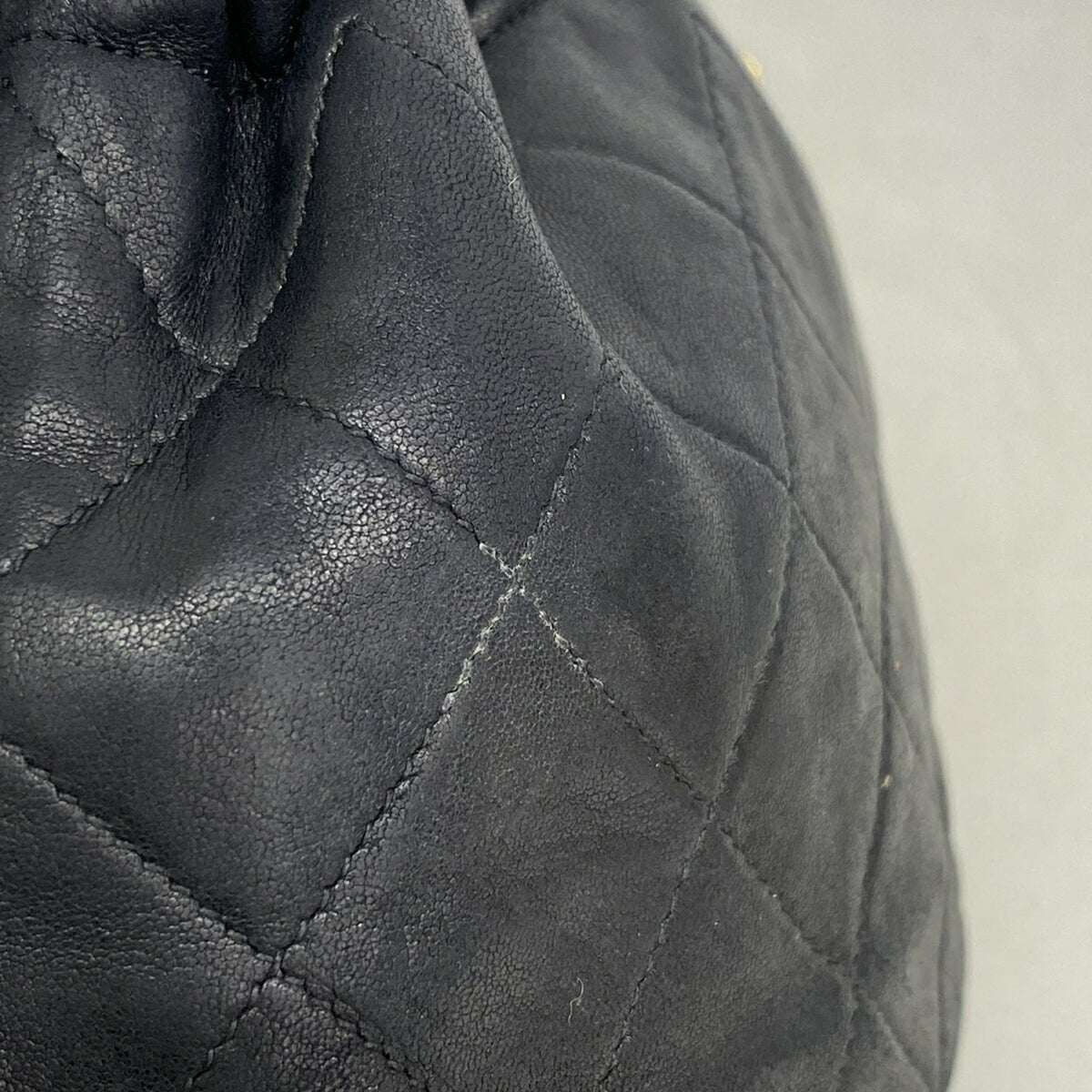 Chanel Black Leather Shoulder Bag (Pre-Owned)