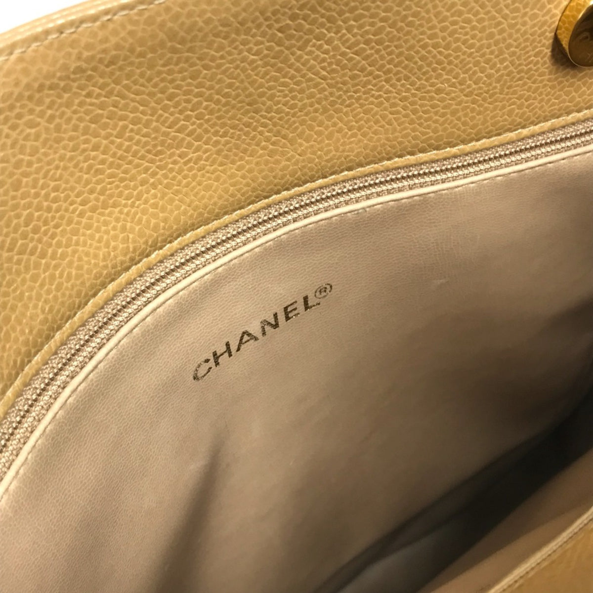 Chanel Beige Leather Shoulder Bag (Pre-Owned)