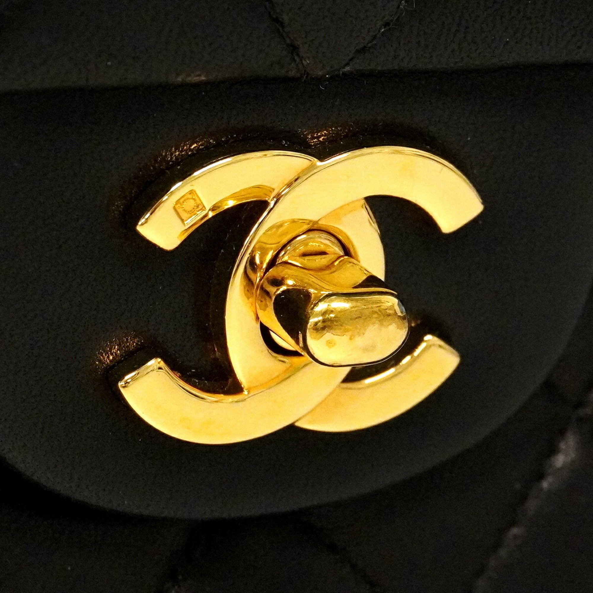Chanel Black Leather Shoulder Bag (Pre-Owned)