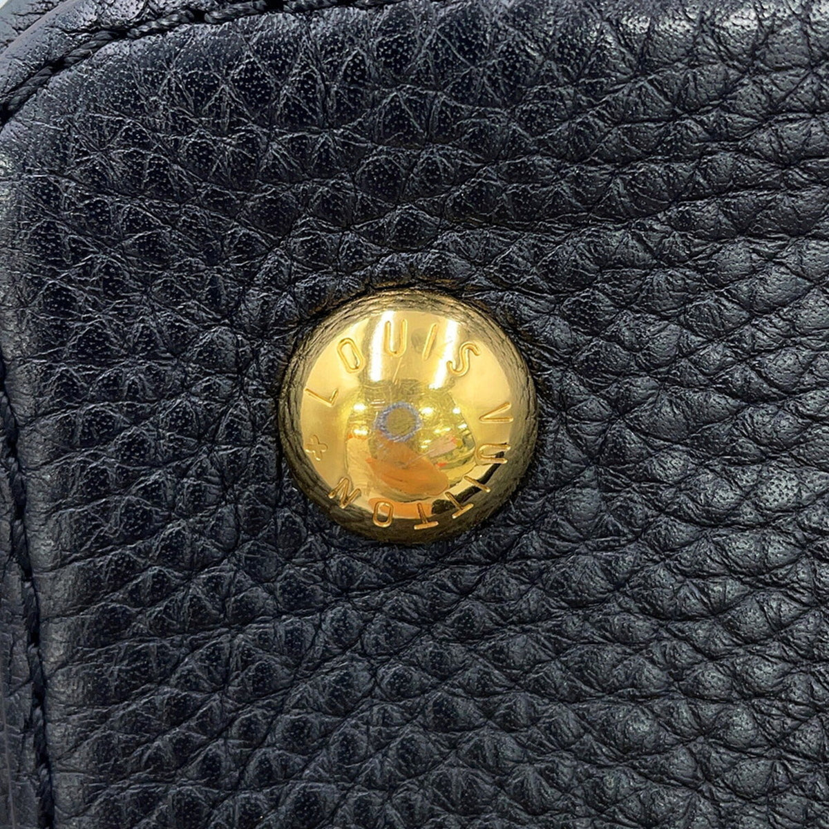 Louis Vuitton Noir Leather Handbag (Pre-Owned)