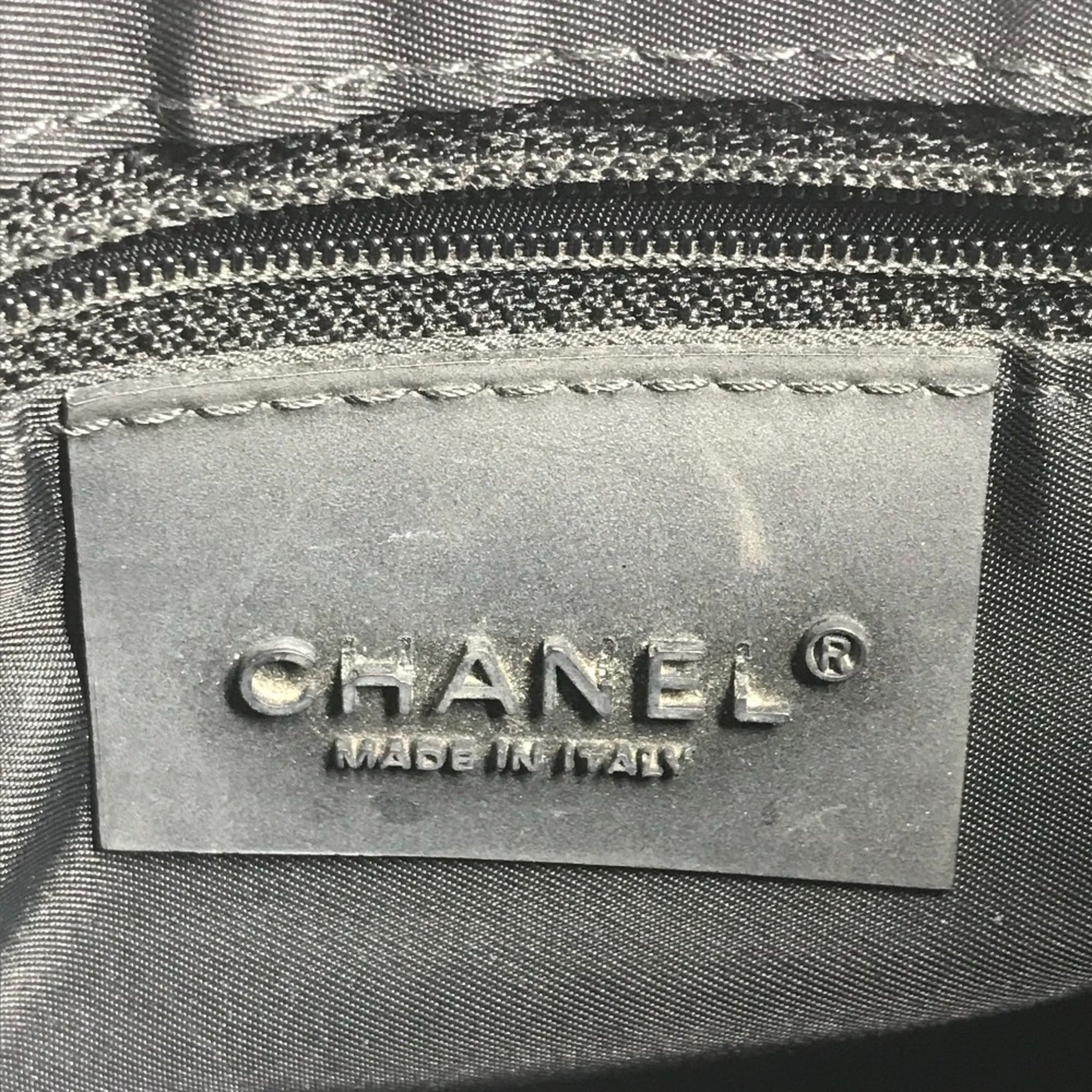 Chanel Black White Nylon Shoulder Bag (Pre-Owned)