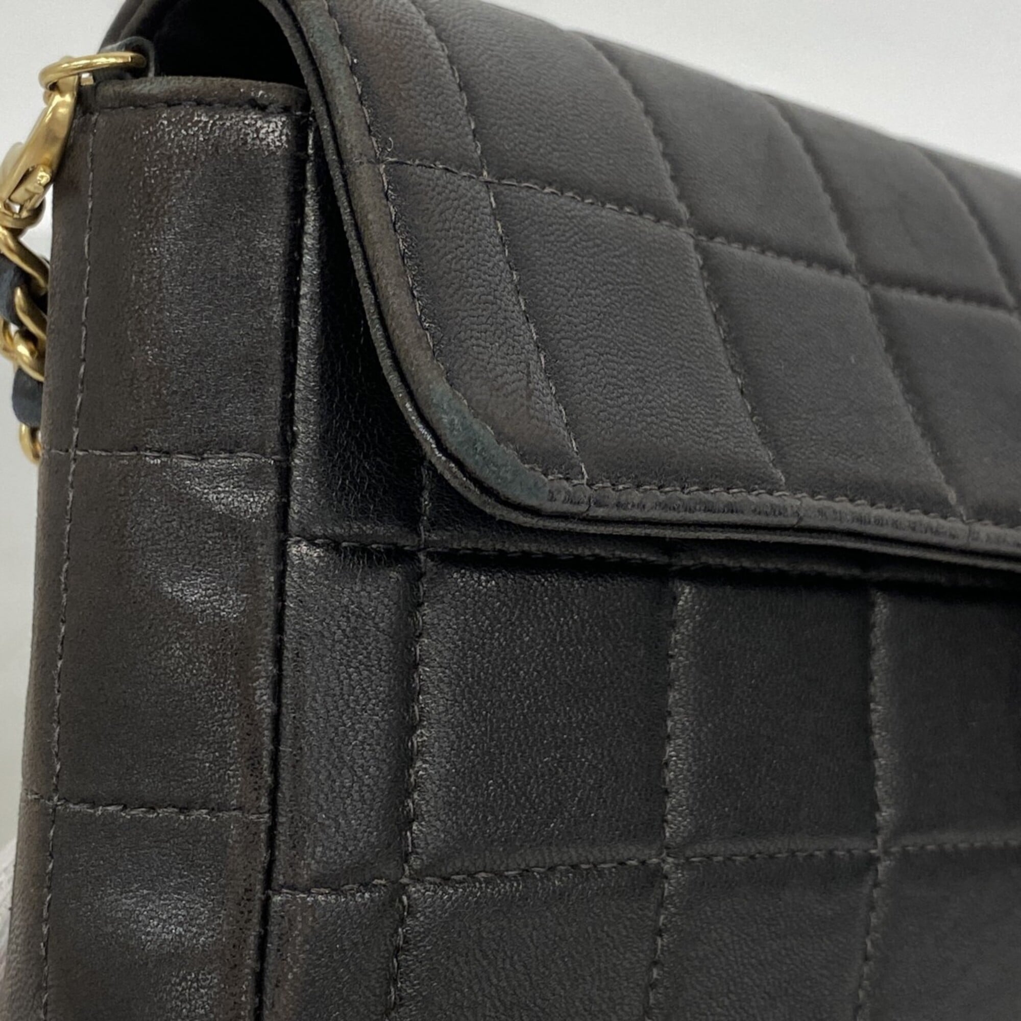 Chanel Black Leather Shoulder Bag (Pre-Owned)