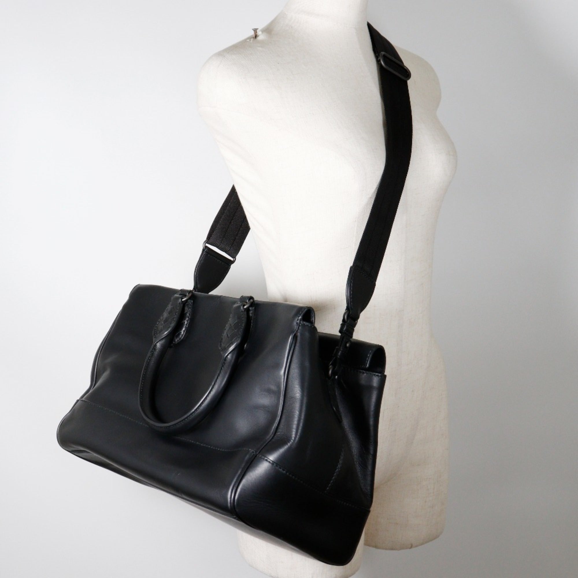 Bottega Veneta Black Leather Handbag (Pre-Owned)