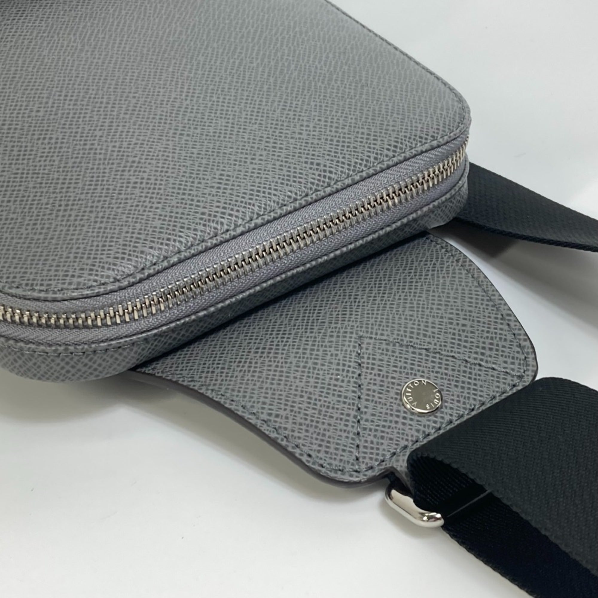 Louis Vuitton Taiga Gray Gris Taiga Leather Shoulder Bag (Pre-Owned)