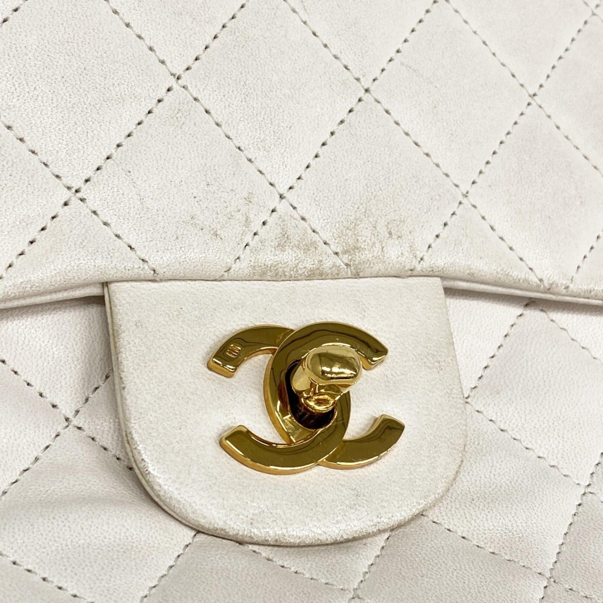 Chanel White Leather Shoulder Bag (Pre-Owned)