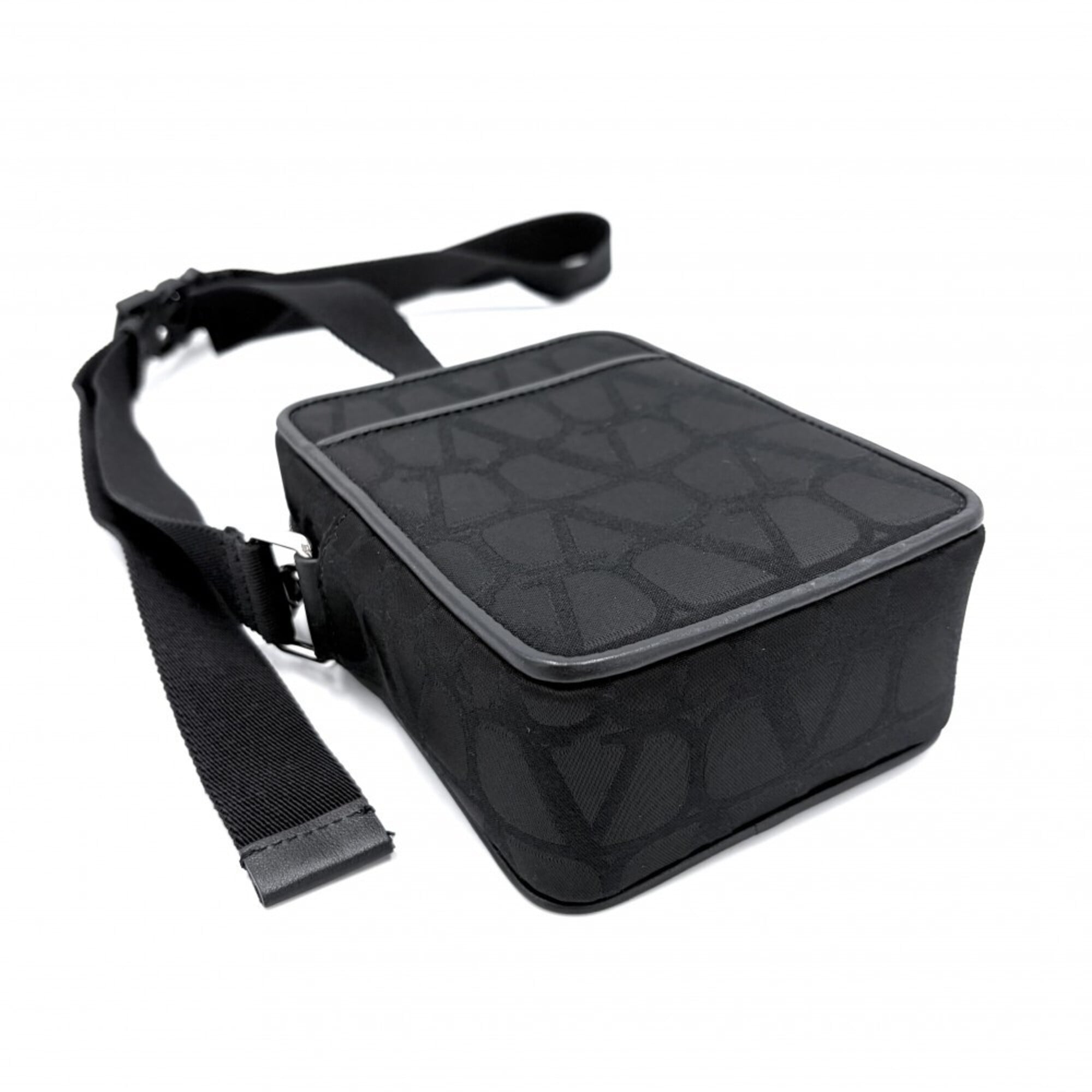 Valentino Garavani Black Shoulder Bag (Pre-Owned)