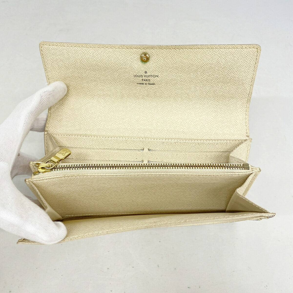 Louis Vuitton White Long Wallet (Bi-Fold) (Pre-Owned)