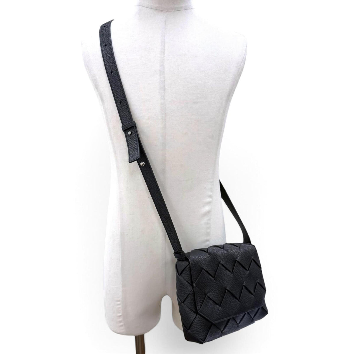 Bottega Veneta Black Leather Shoulder Bag (Pre-Owned)