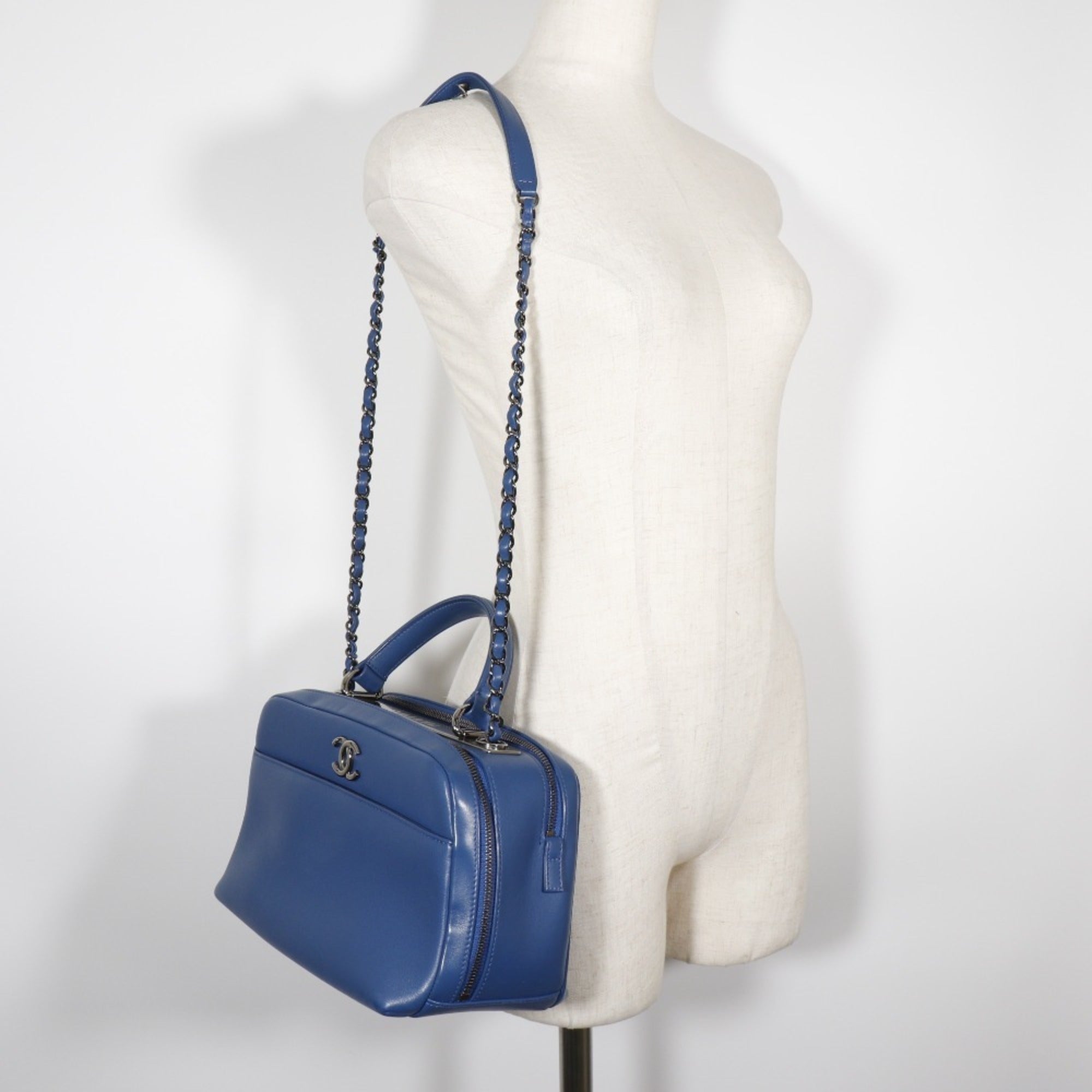 Chanel Blue Leather Handbag (Pre-Owned)